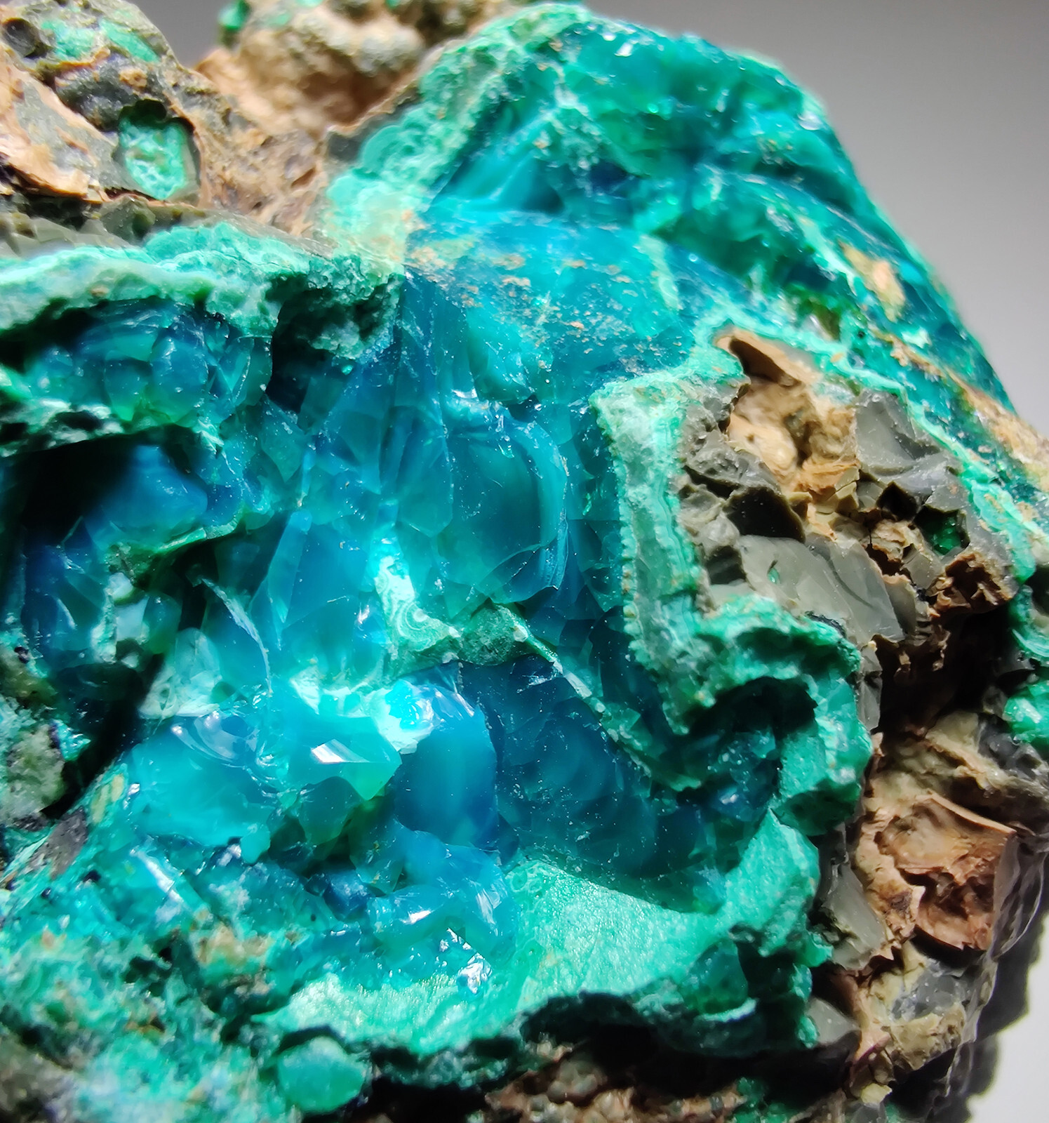 Chrysocolla, Opal specimen with great colors. Peru. 69 grams.