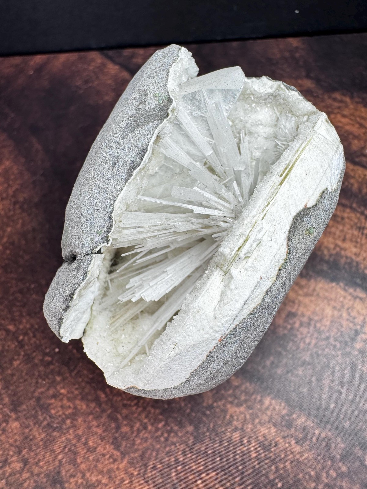 White Spray Scolecite w Crystalized Quartz geode from India – 141g