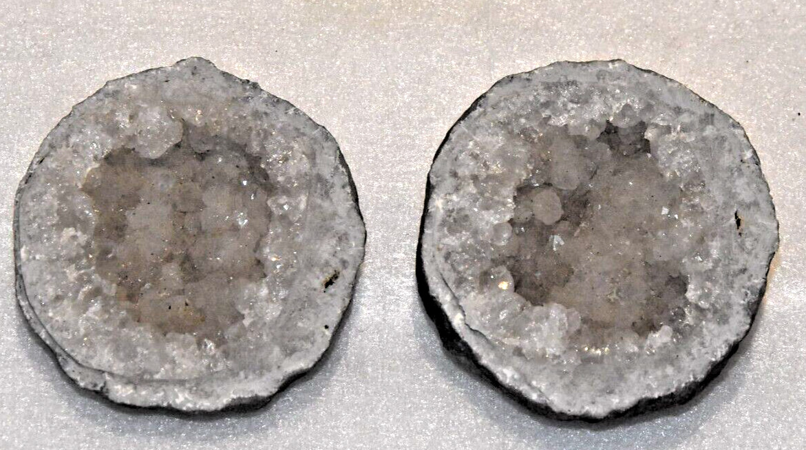 Set 2 Halves Geode Quartz White Geodes/Rock Crystals Cluster of Semi-Precious*/