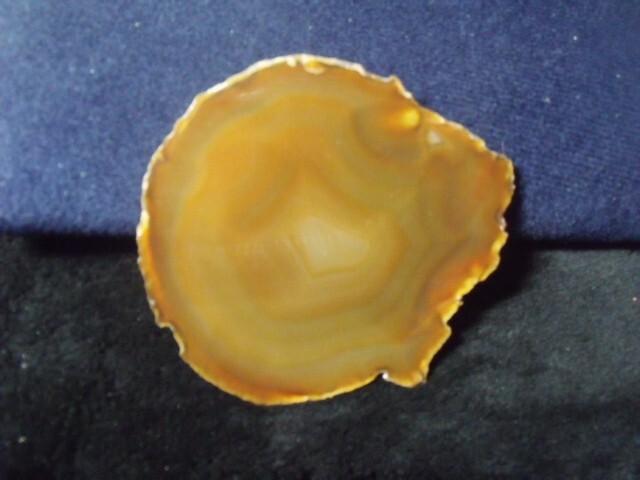 I’M A COIN GUY NOT A ROCK GUY. THINK ITS EITHER AN AGATE OR QUARTZ 66 GRAMS 3.5.