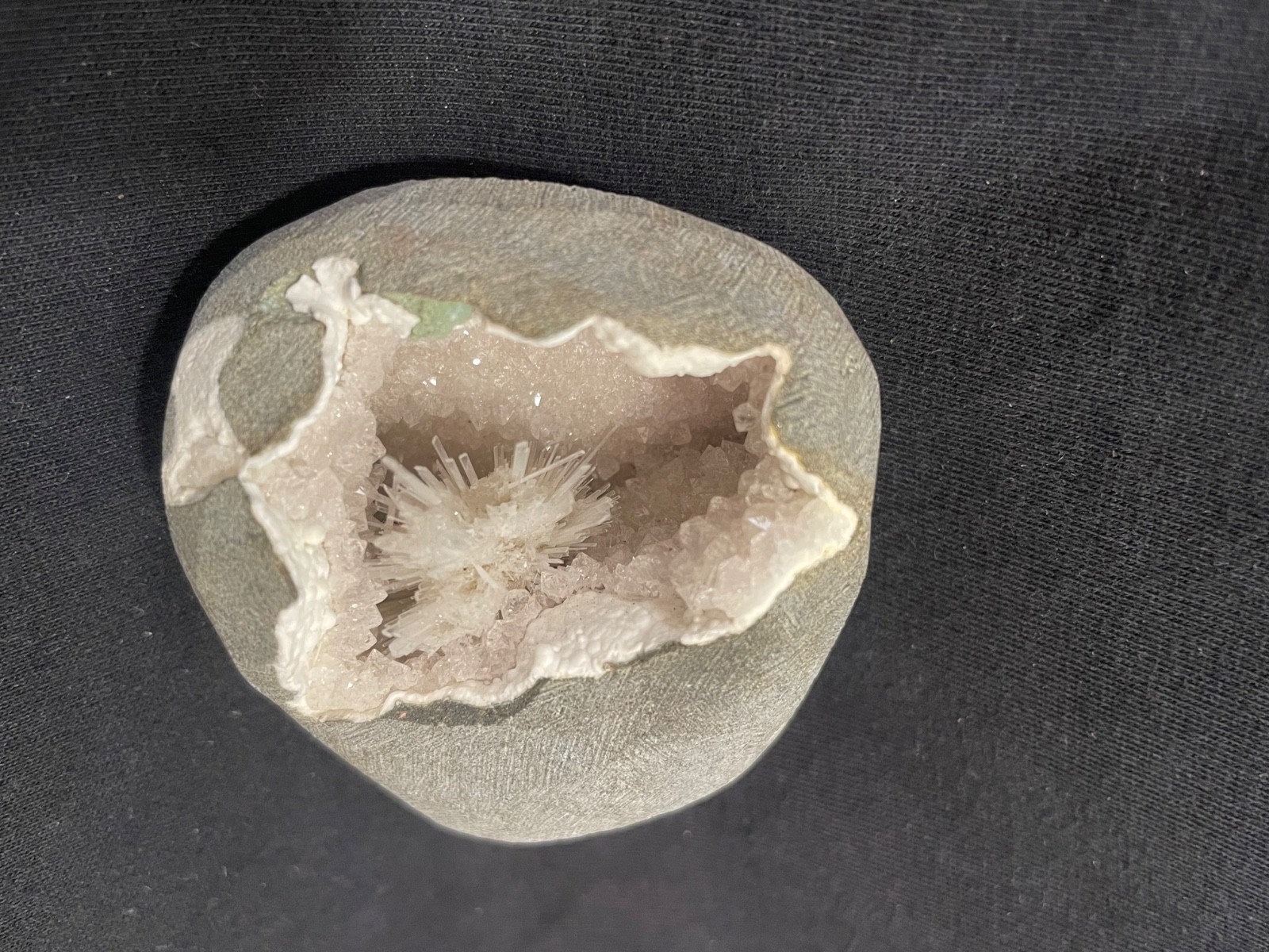 Scolecite spray in cluster in natural quartz in mm W/ formation of geode
