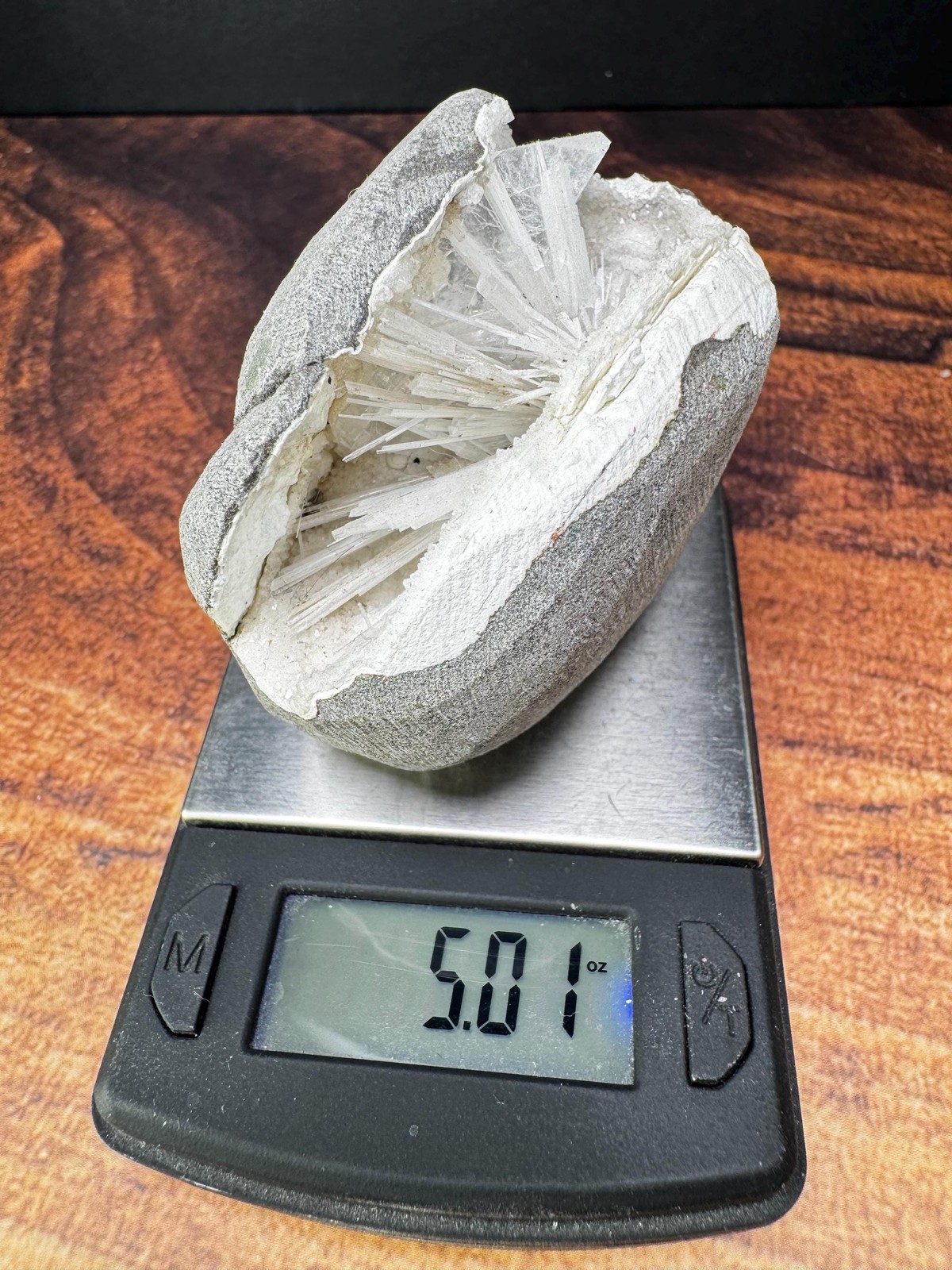 White Spray Scolecite w Crystalized Quartz geode from India – 141g