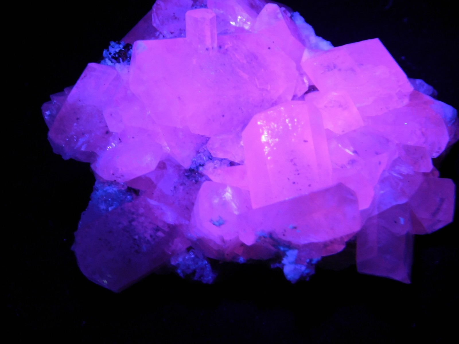 FLUORESCENT Calcite Crystal Cluster on Druzy PYRITE Peru 122gr