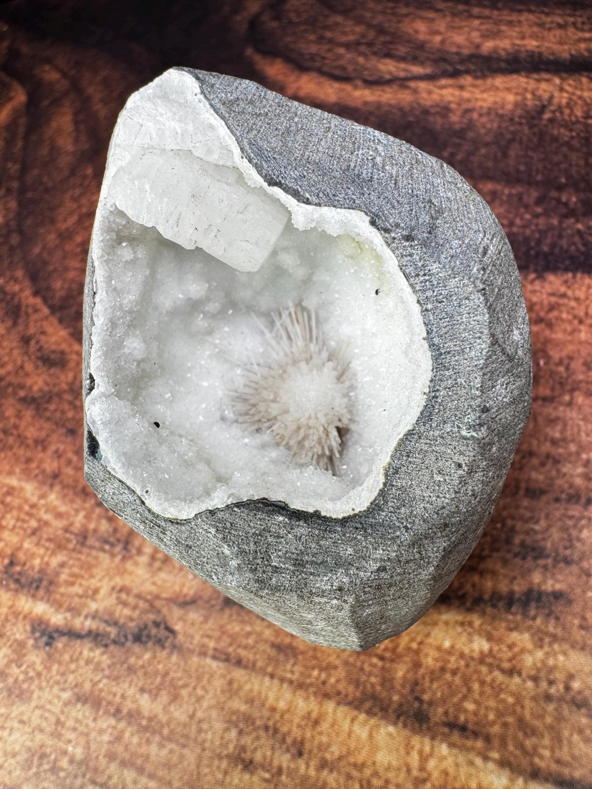 White Spray Scolecite and Crystalized Quartz geode from India – 132.8g – 4.68oz