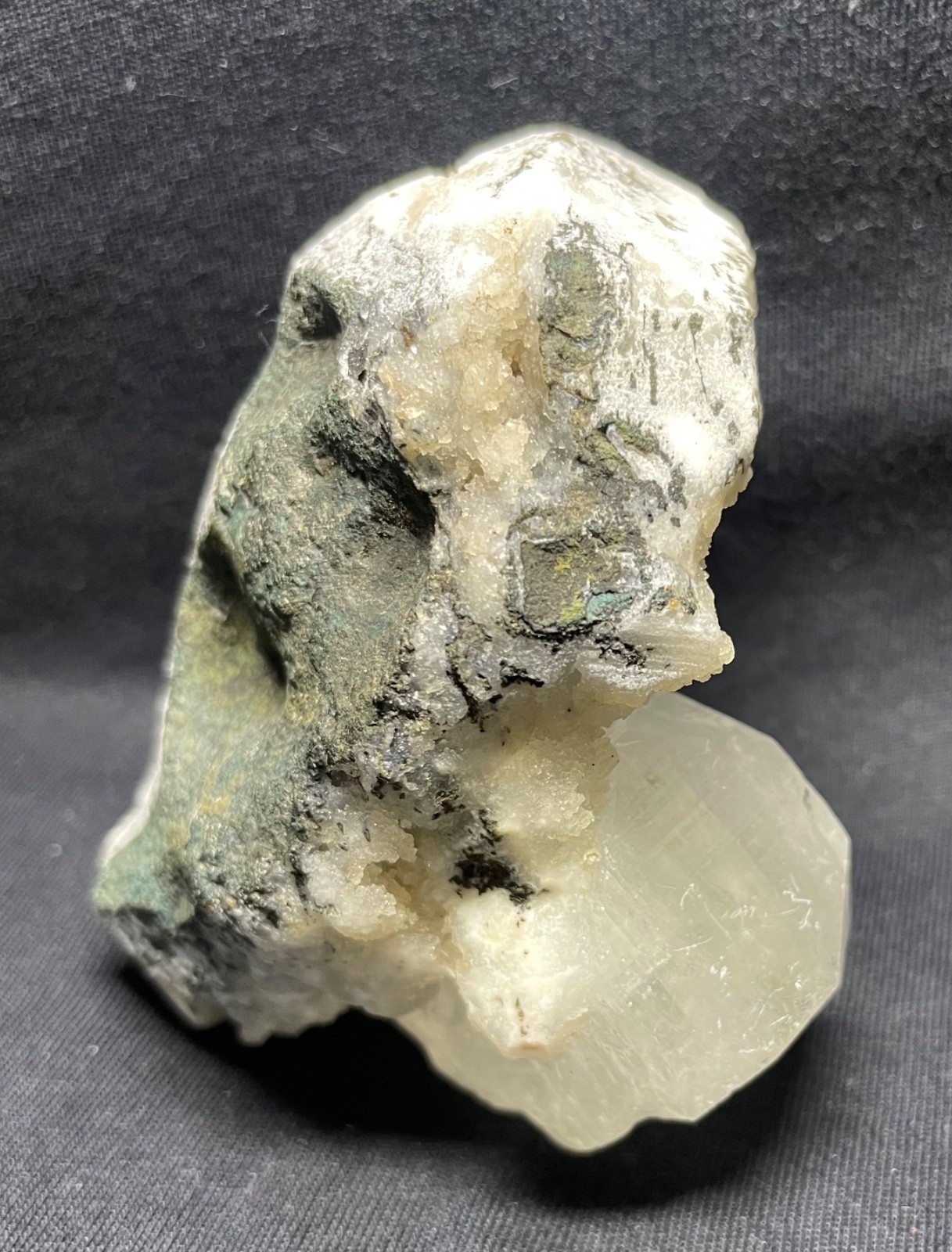 Natural Apophyllite cube in quartz crystal cluster specimens 202 gr 9x8x5 cm