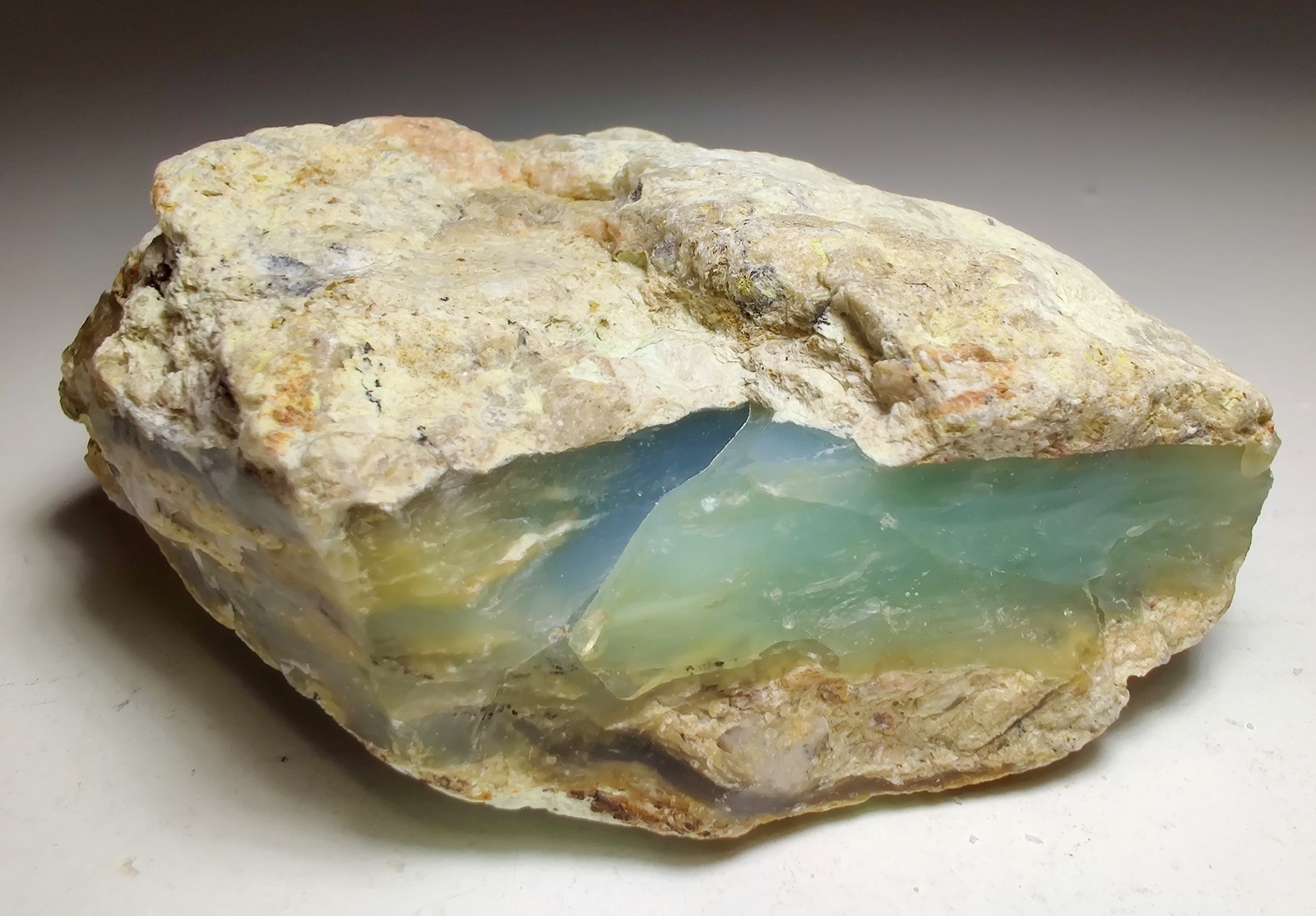 Green and blue Opal specimen, fluorescent. Southern Peru. 76 grams.