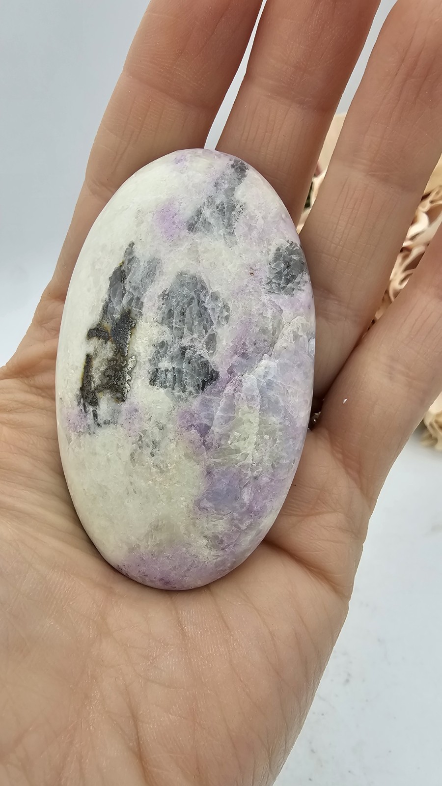 Hackmanite Crystal palm Palmstone Rare UV Reactive Purple 6.8cm 86g Orange