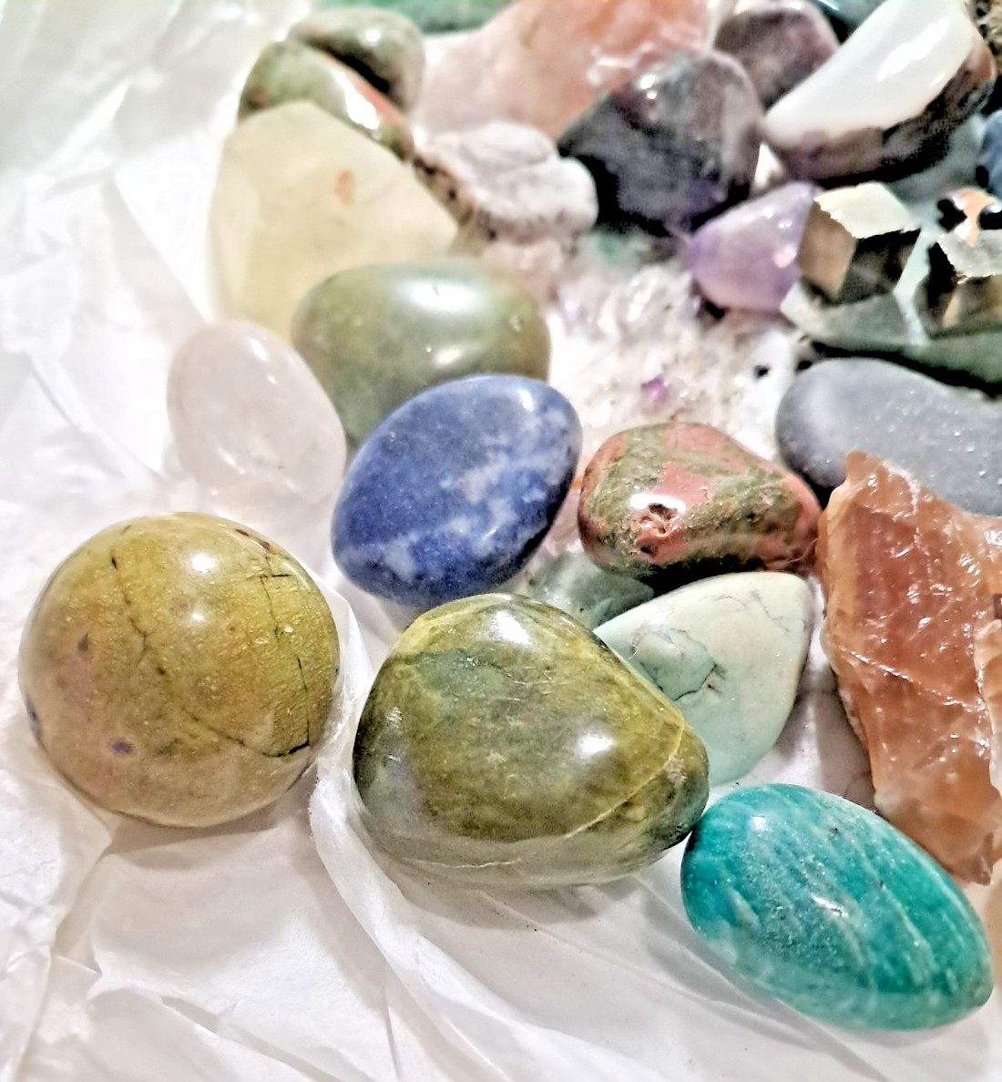 Mixed Lot of Assorted Crystals/ Rough & Tumbled Stones 2.7 lbs