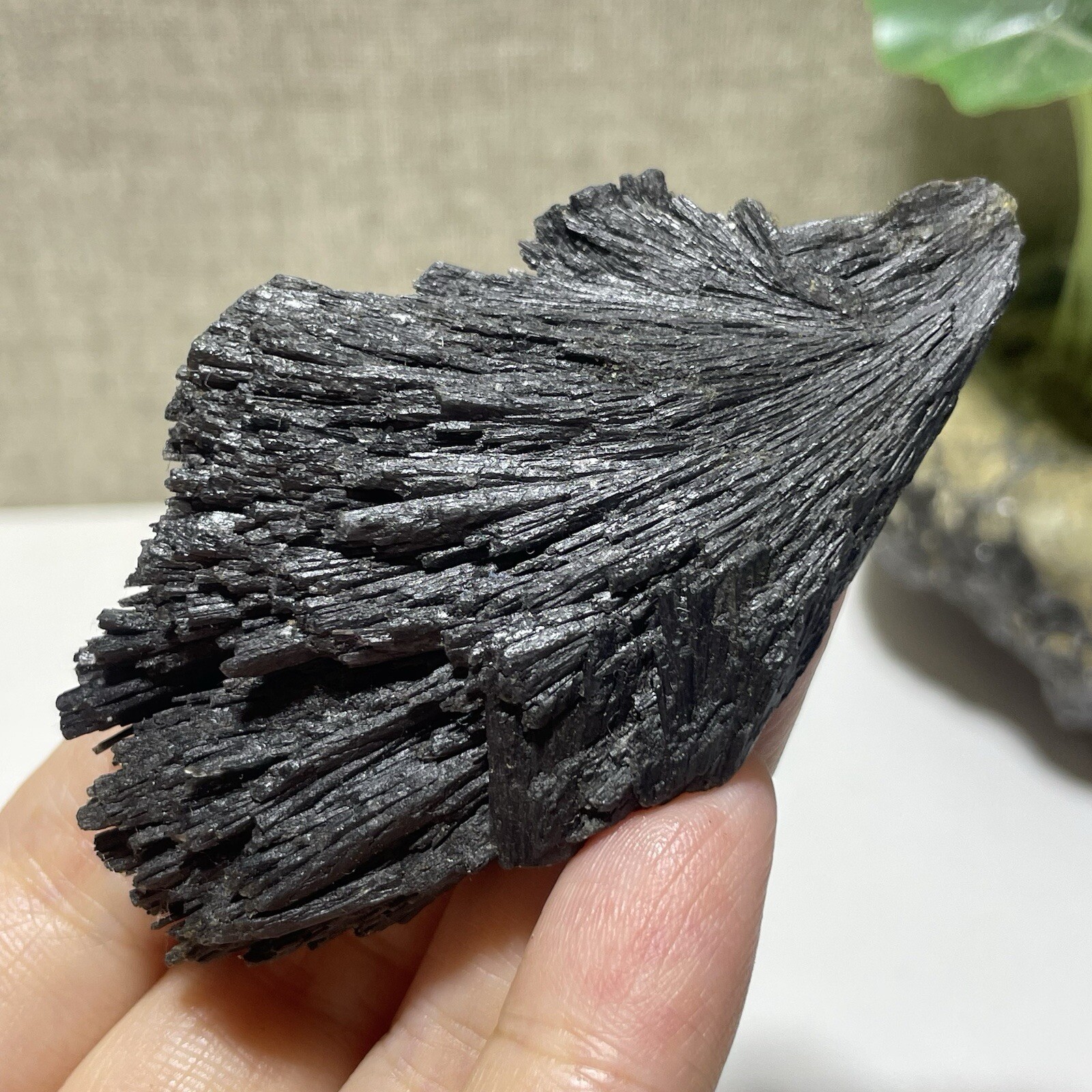 Natural Irregular natural black crystal cluster mineral specimen（dian qishi）63g