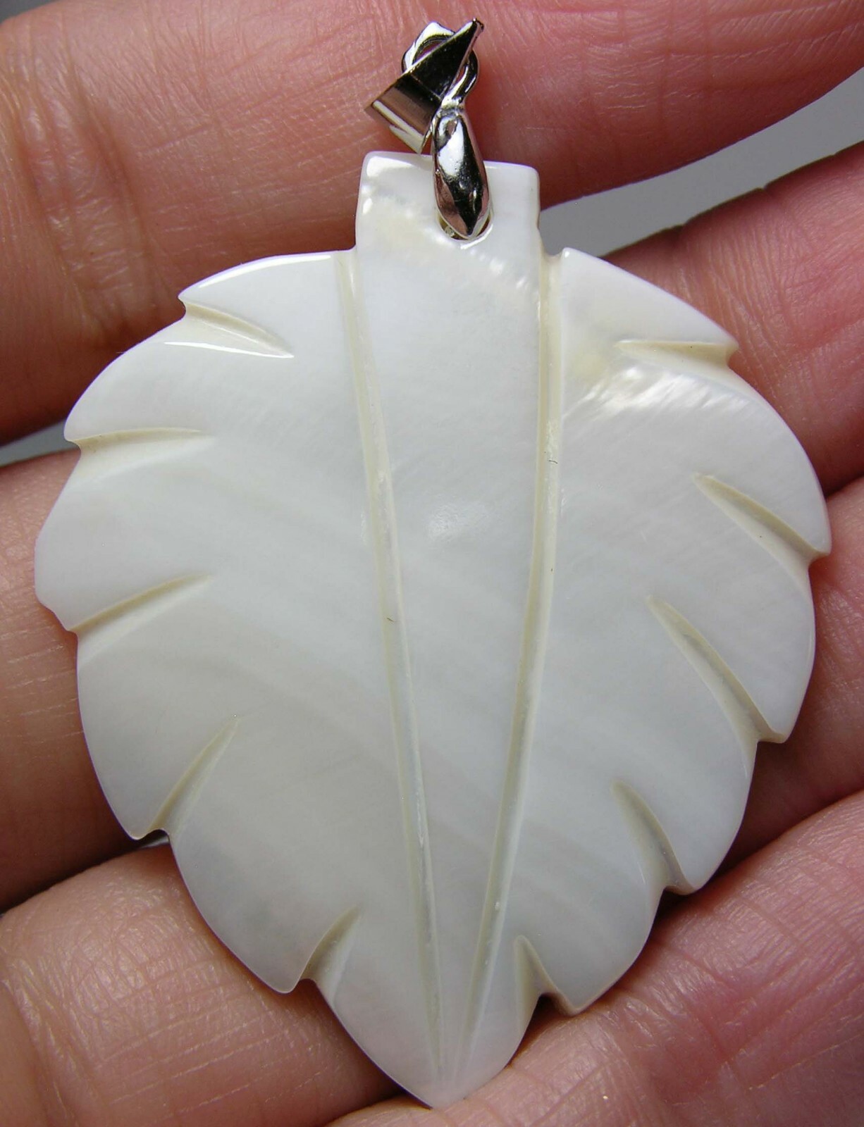 #17 1 9/16 in. Asia 100% Natural Hand Carved Mother Of Pearl leaf Pendant 41mm