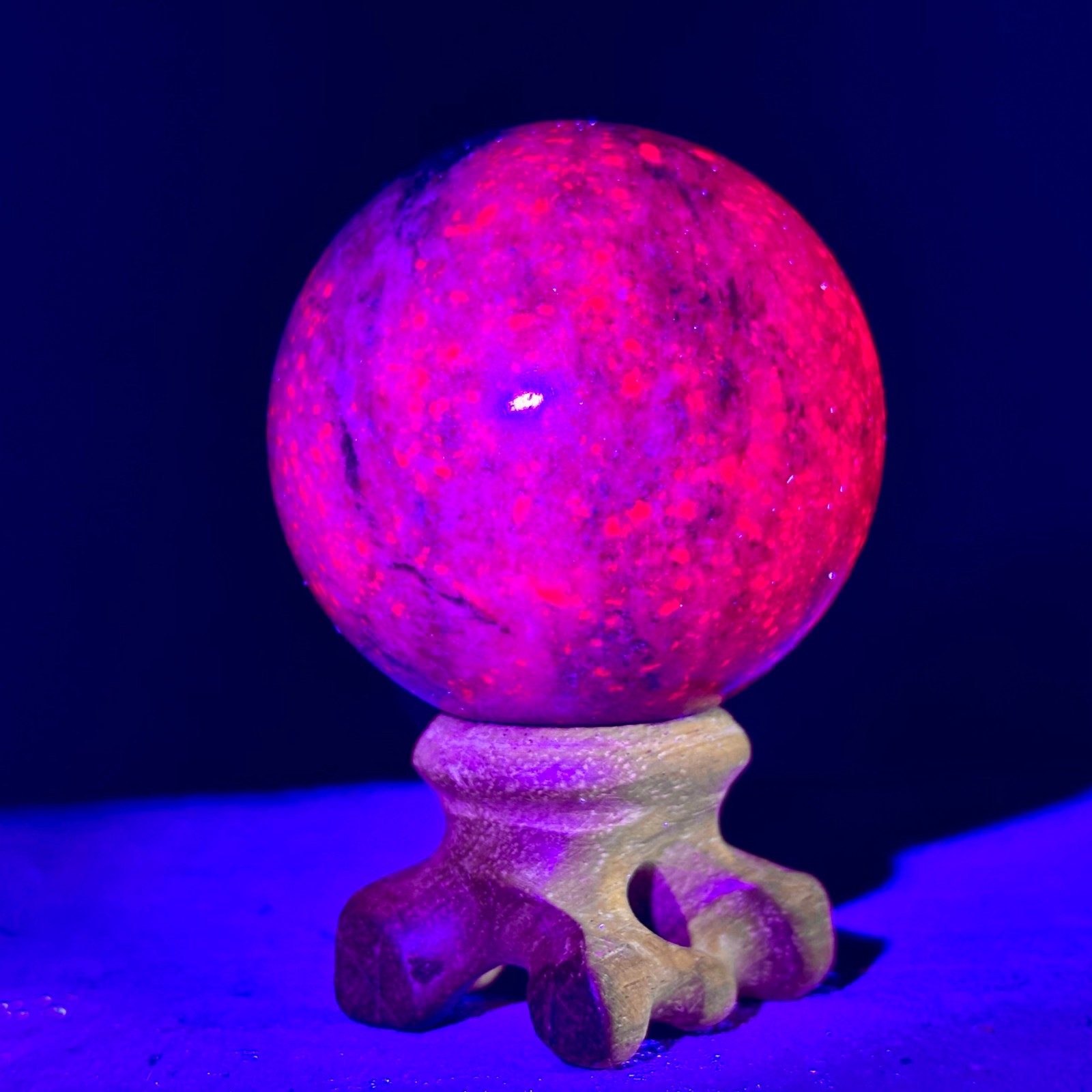 205G Natural Blue Sapphire And Ruby Sphere Fluorescent Glow Under UV Light