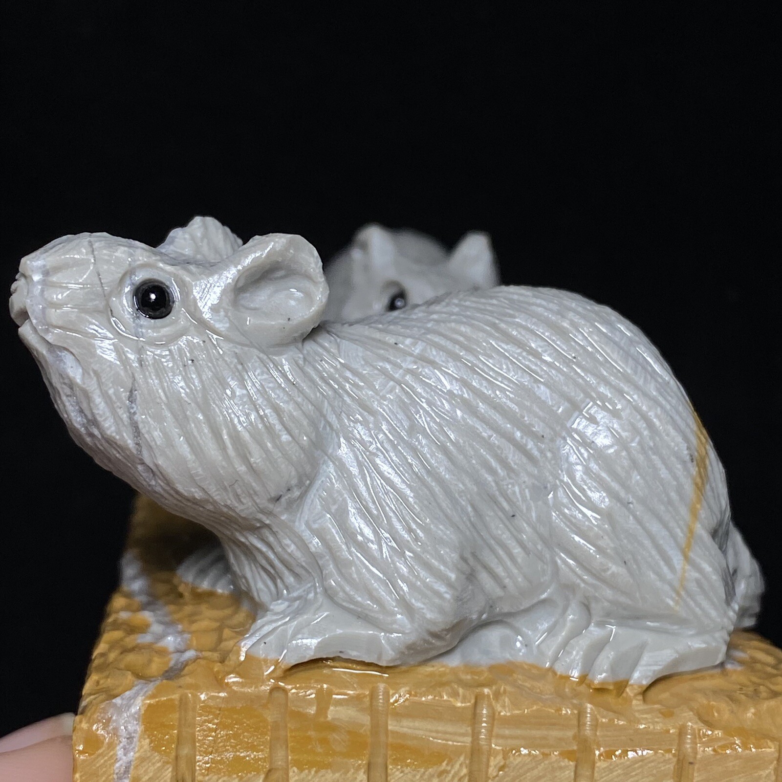 Natural Crystal Cluster Quartz Mineral Specimen Songhua Stone Handcarved Rat