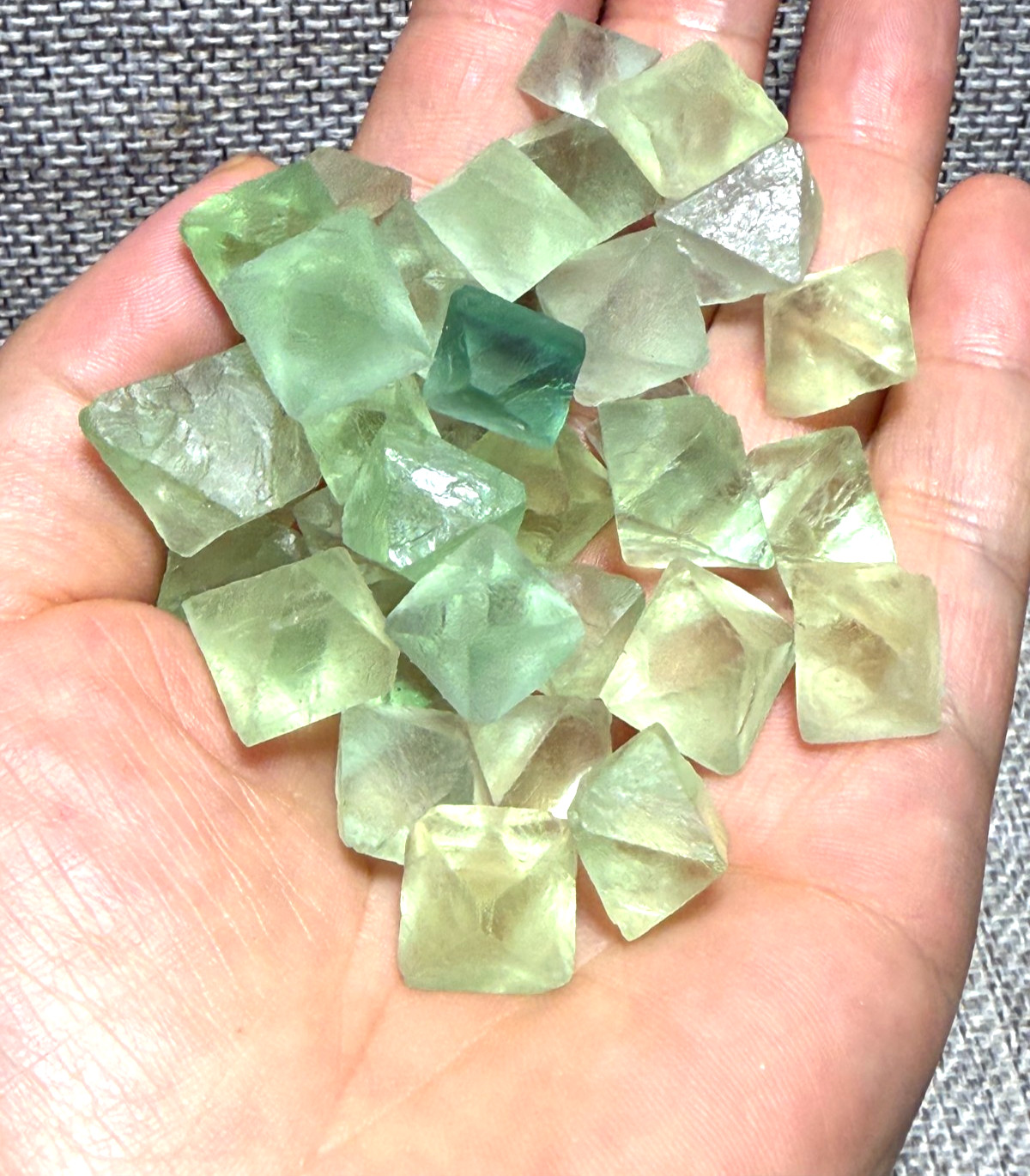 100g 35pcs Natural Green Fluorite Octahedron Crystal Raw Rock Specimen Stone AA+