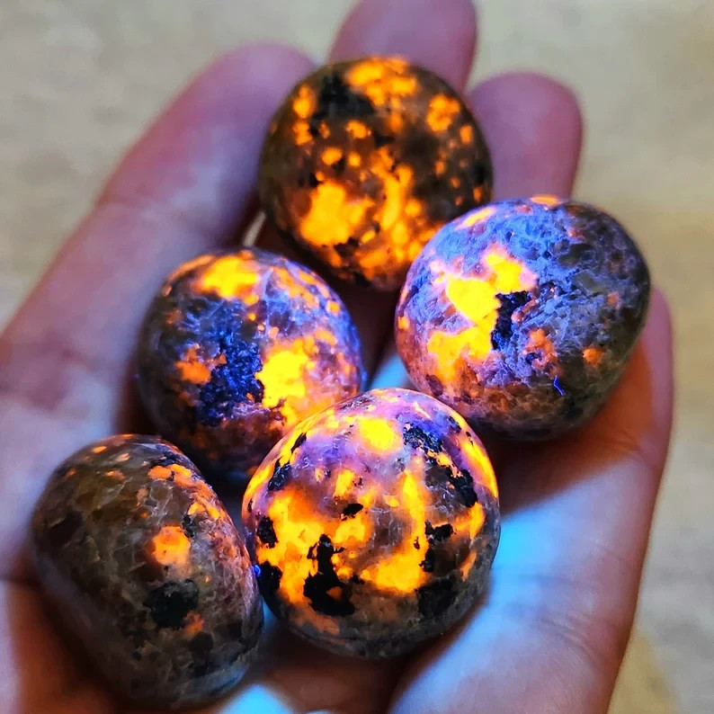 5pcs Natural Yooperlite Tumbled Polished Flame Stone UV Reactive Fire Stone