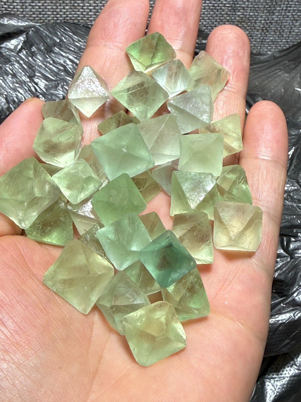100g 35pcs Natural Green Fluorite Octahedron Crystal Raw Rock Specimen Stone AA+