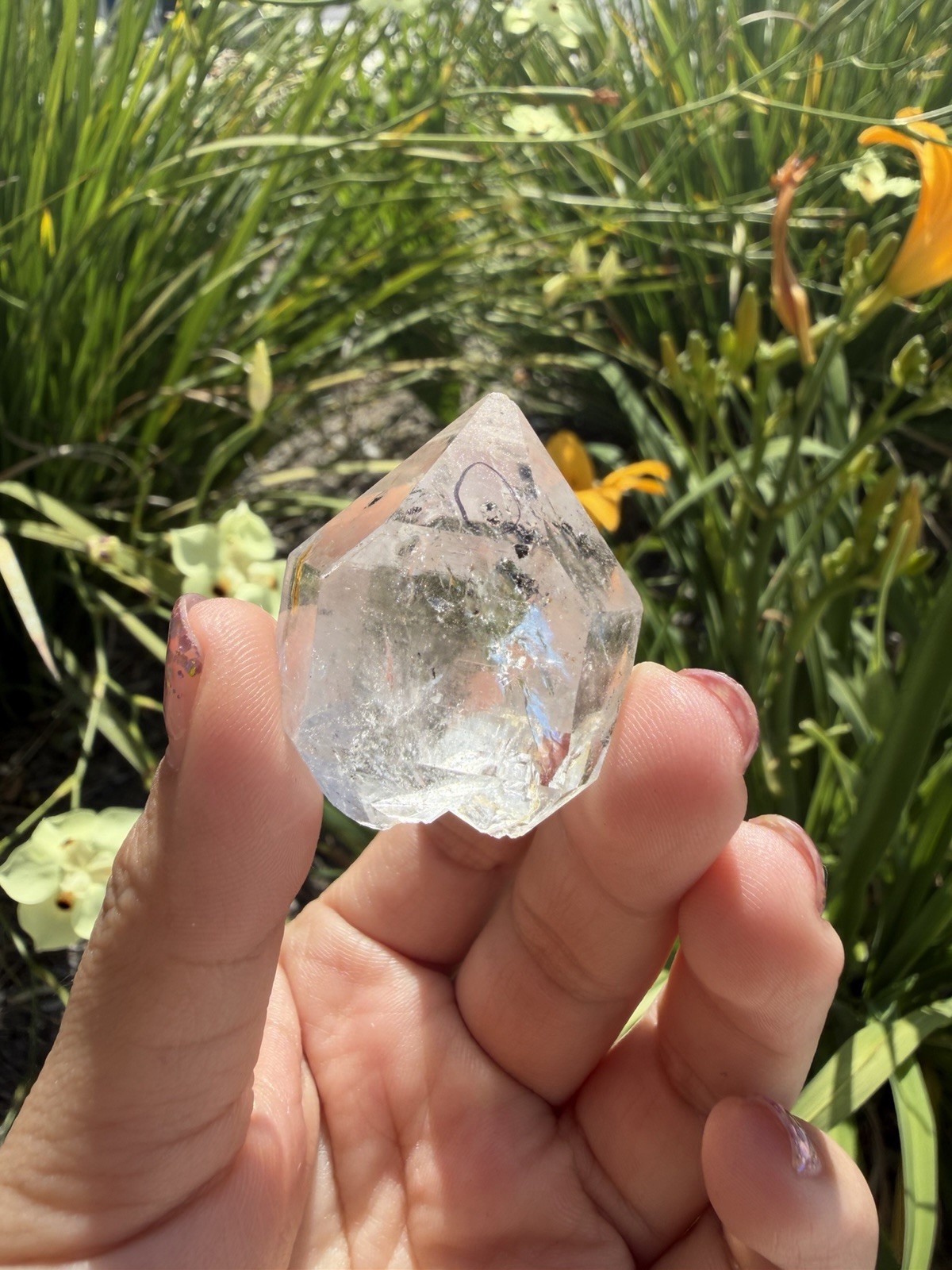 Natural Enhydro Quartz w/ Moving Bubble &/or Carbon/Black Inclusions,A444