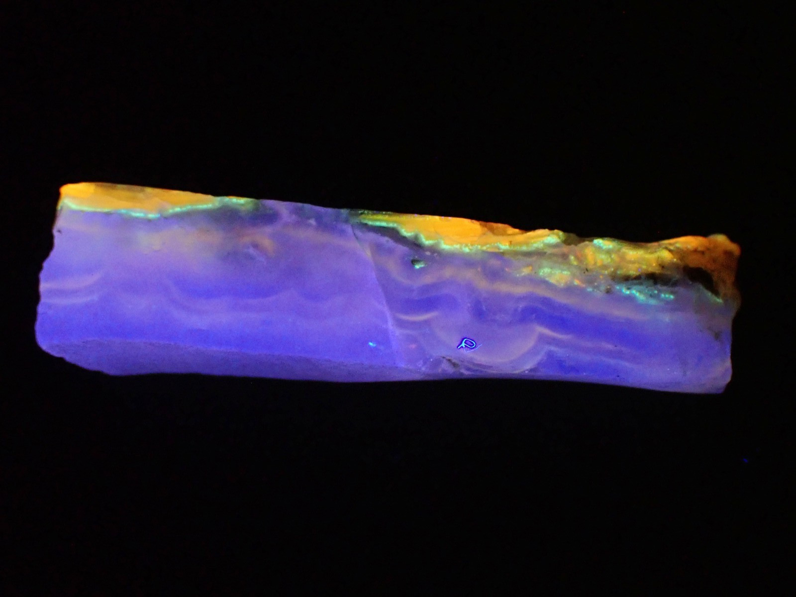 Beautifully fluorescent Hokkaidoite and opals containing organic minerals B262