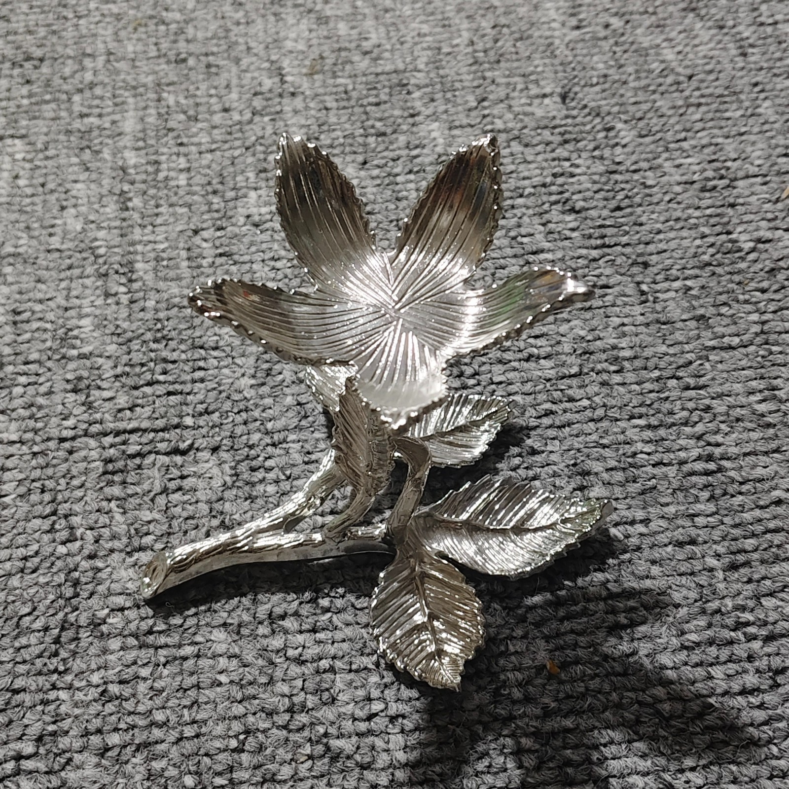 silver leaves shape stand for crystal