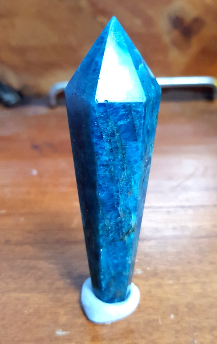 NEON BLUE APATITE SCEPTRE 93 X 29 X 13 MM + CORDIERITE (IOLITE) SPHERE 24 MM