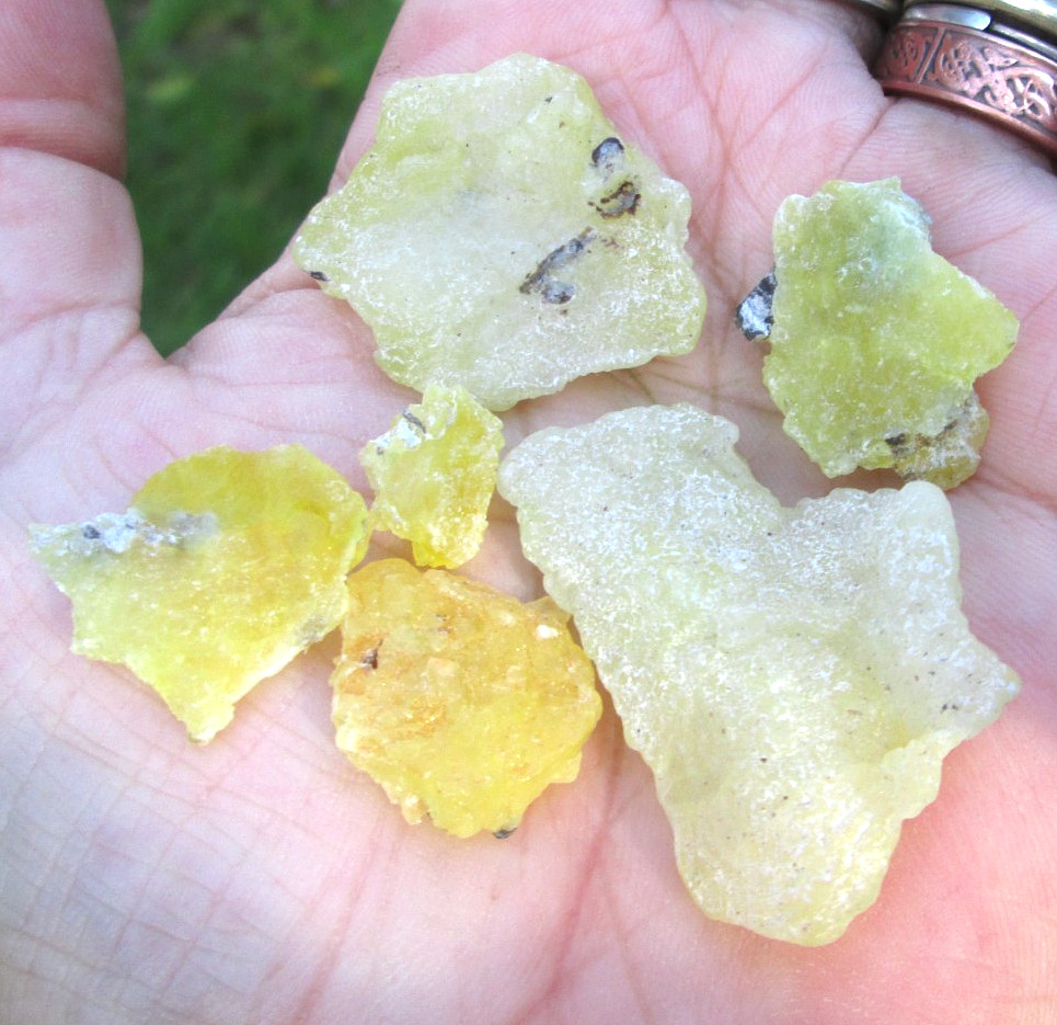 Brucite x 7 pieces Total Weight -18.18g Various sizes-Largest piece 4 x 2.5 cms