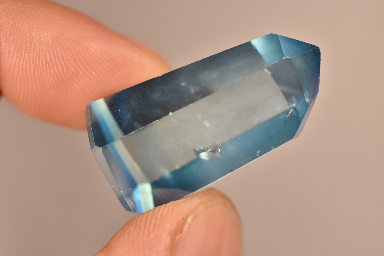 *AQUA AURA* Generator 3.2cm 13.7g *CLEAR* Quartz, Gold Fumes, Throat Chakra