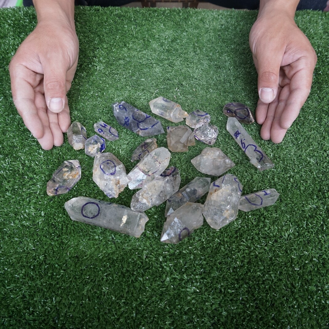 4 Pieces Rare Natural Moving Water Bubbles ENHYDRO Raw Quartz Crystal Points