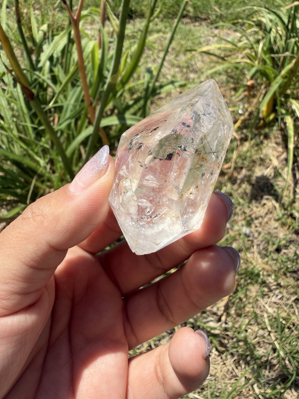 Natural Enhydro Quartz w/ Moving Bubble &/or Carbon/Black Inclusions,A488