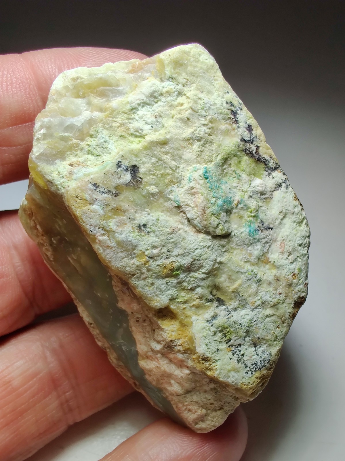 Green and blue Opal specimen, fluorescent. Southern Peru. 76 grams.