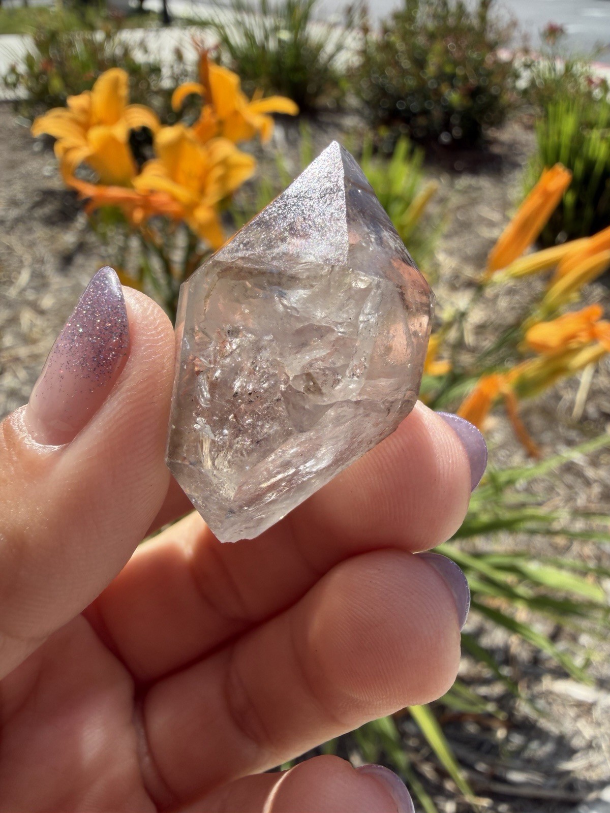 Natural Enhydro Quartz w/ Moving Bubble &/or Carbon/Black Inclusions,A472