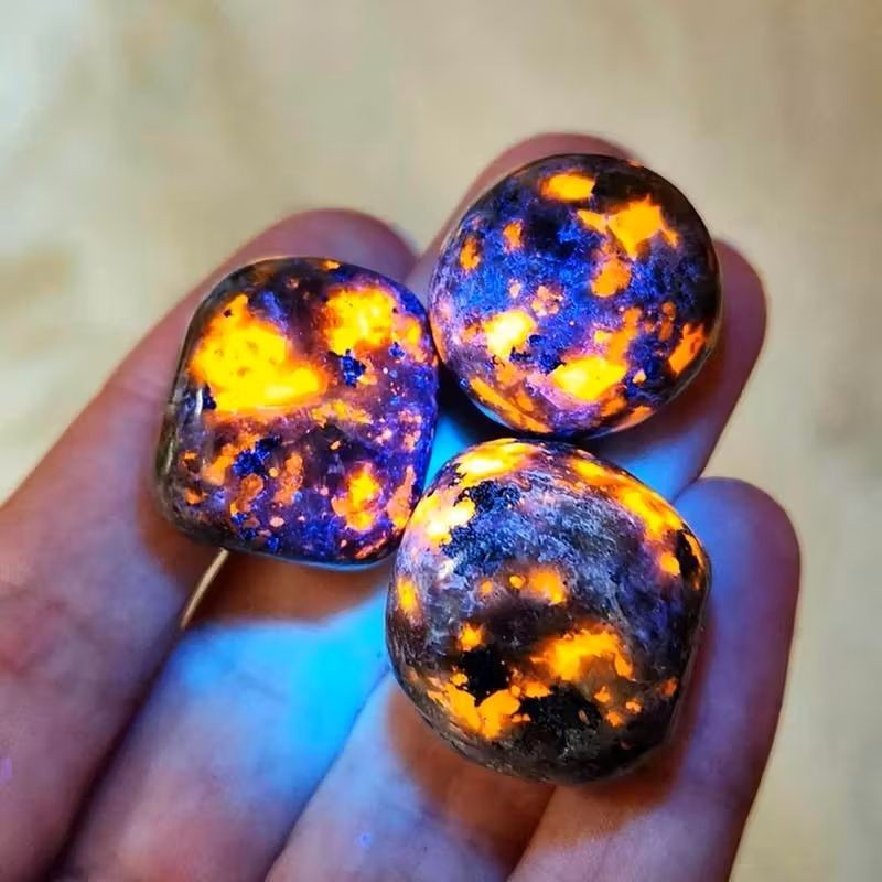 Yooperlite Tumbled Stone, Natural Polished Stones, UV Reactive Sodalite Crystal