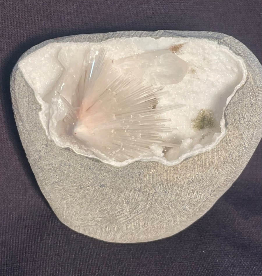 AWESOME SCOLECITE SPRAY IN NATURAL GEODE MINERAL FORMATION STUNNING SPECIMEN