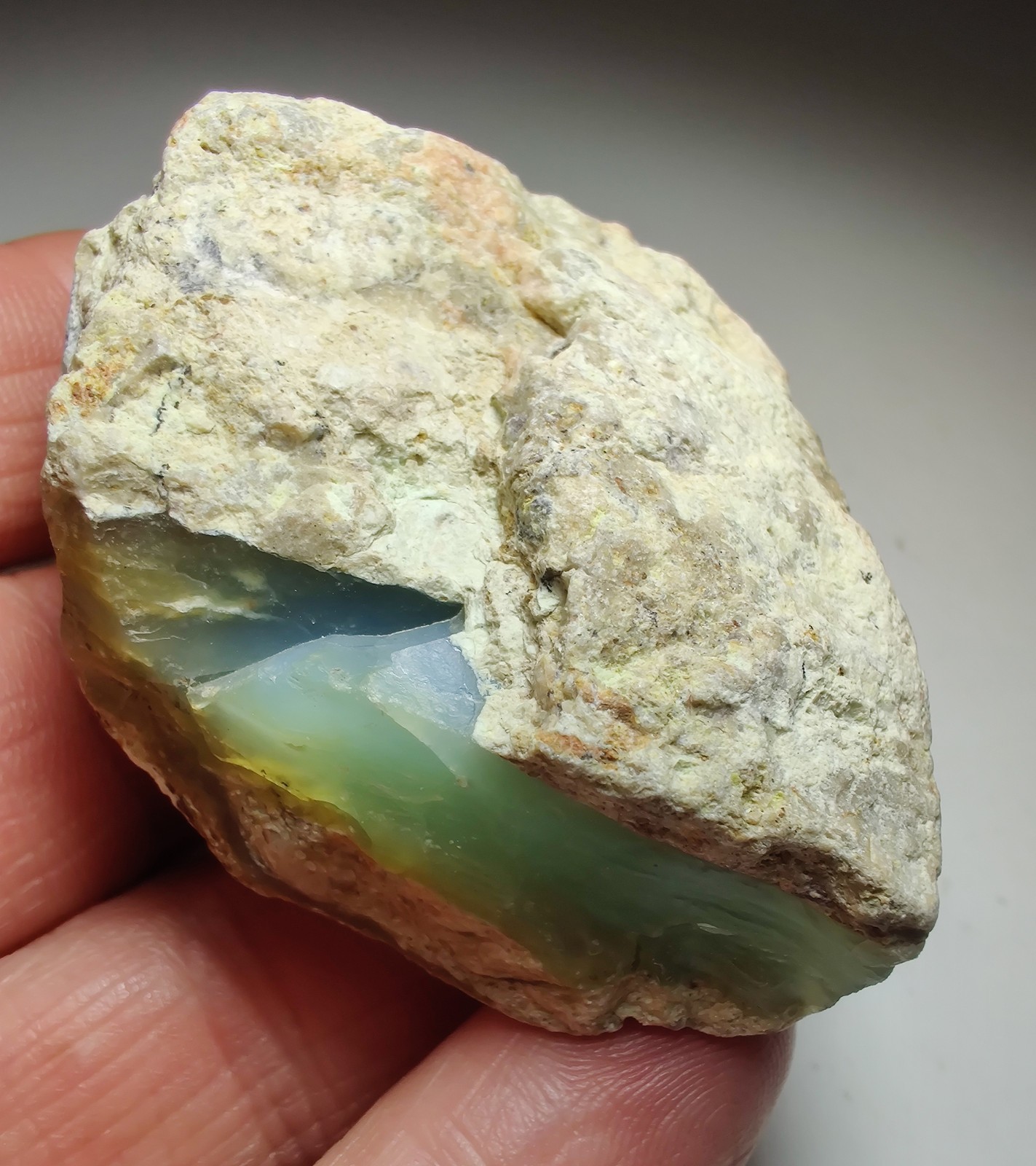 Green and blue Opal specimen, fluorescent. Southern Peru. 76 grams.