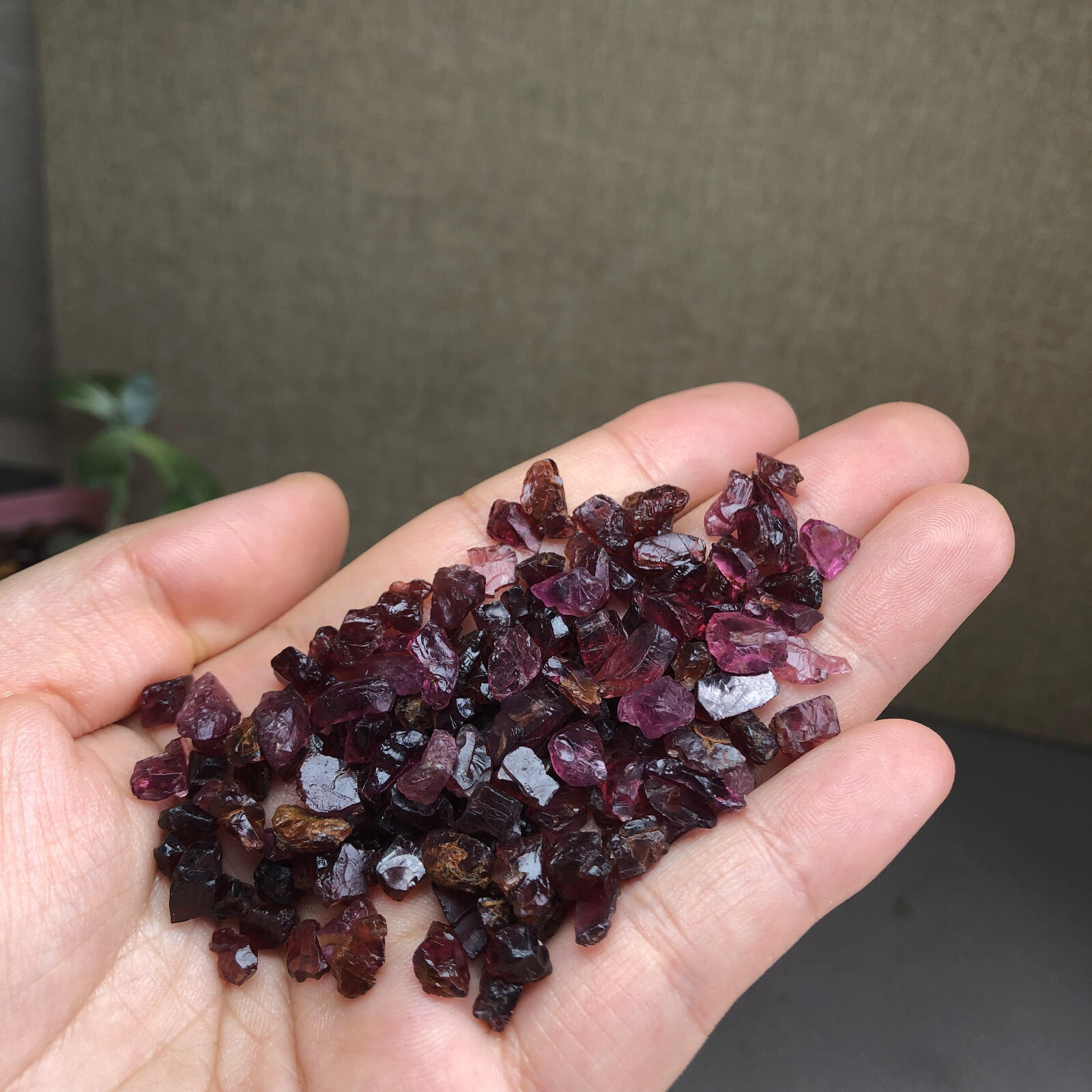 140+pcs Natural tiny Garnet gemstone pieces Crystal specimens 40g A2741