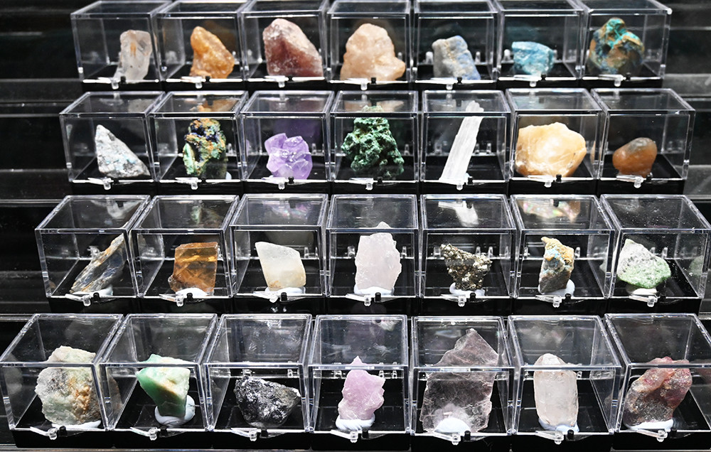 Rock Collection – 28 mineral specimens! Mounted in plastic boxes.