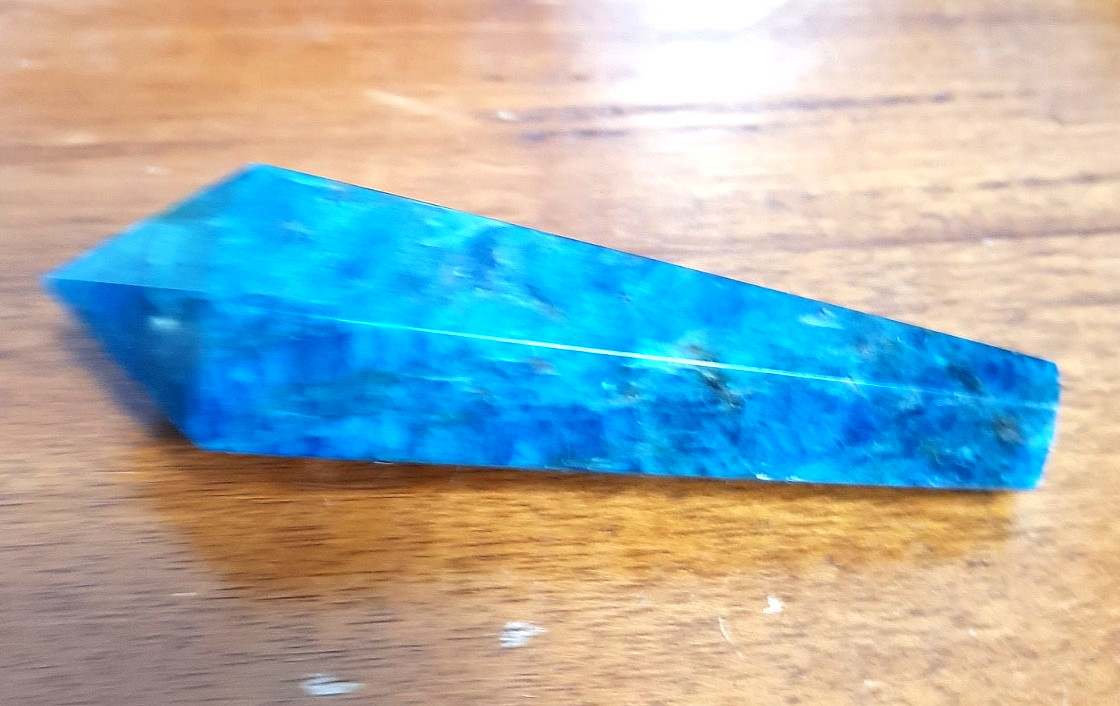 NEON BLUE APATITE SCEPTRE 93 X 29 X 13 MM + CORDIERITE (IOLITE) SPHERE 24 MM