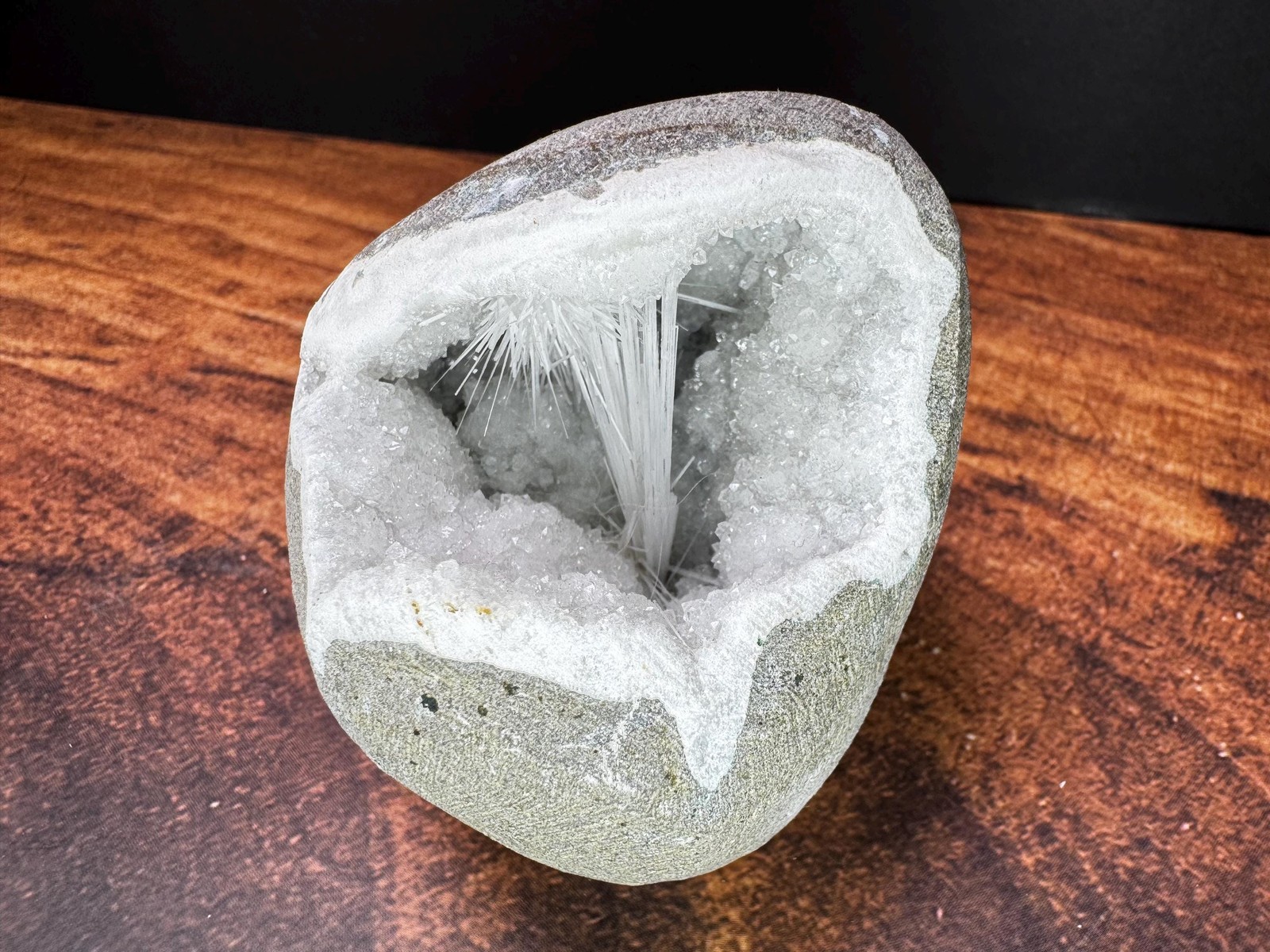 White Spray Scolecite geode from India – 317g