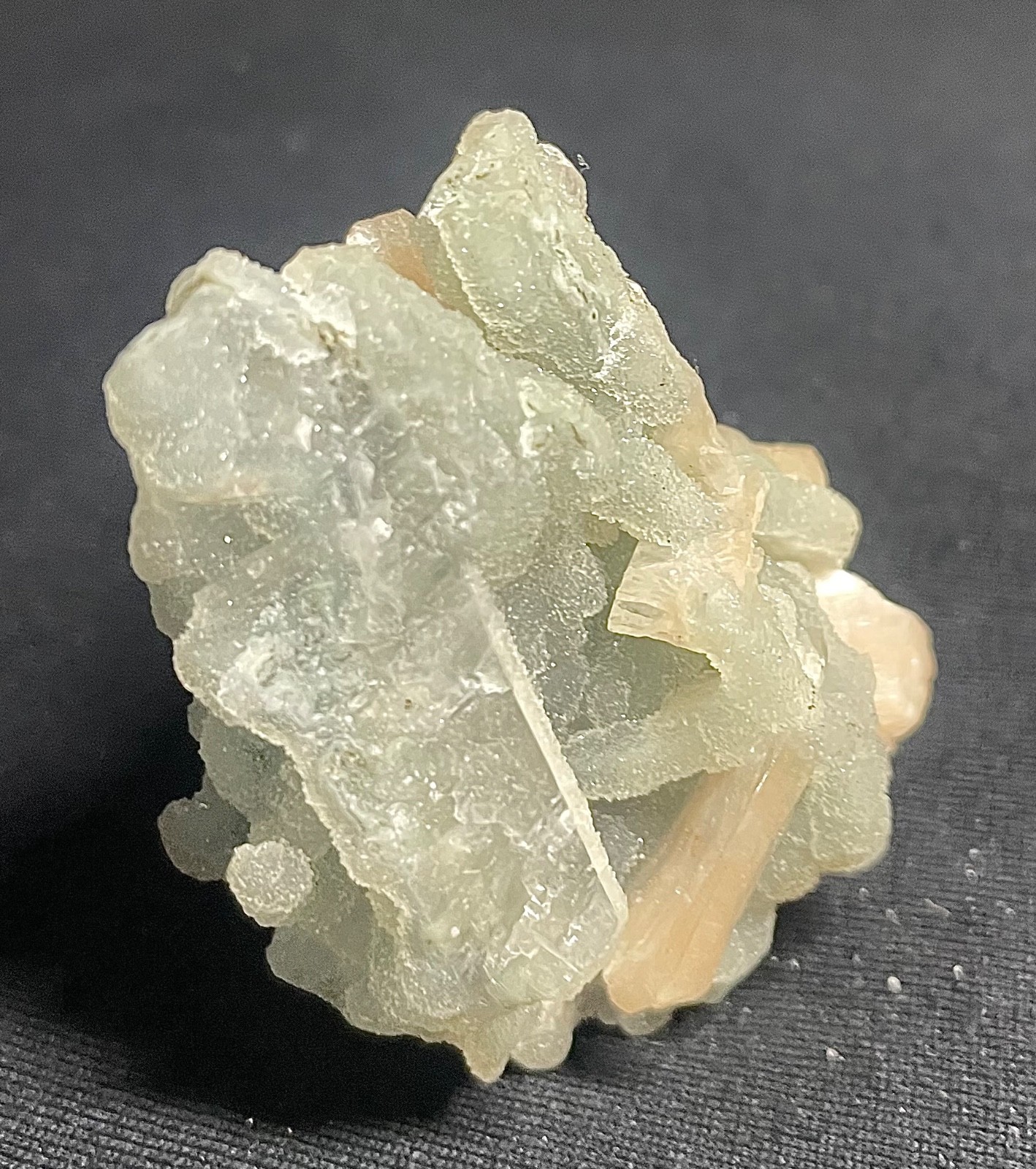 Natural coral stone with stilbite crystal and stunning 78 gr 6.5×5.5x4cm