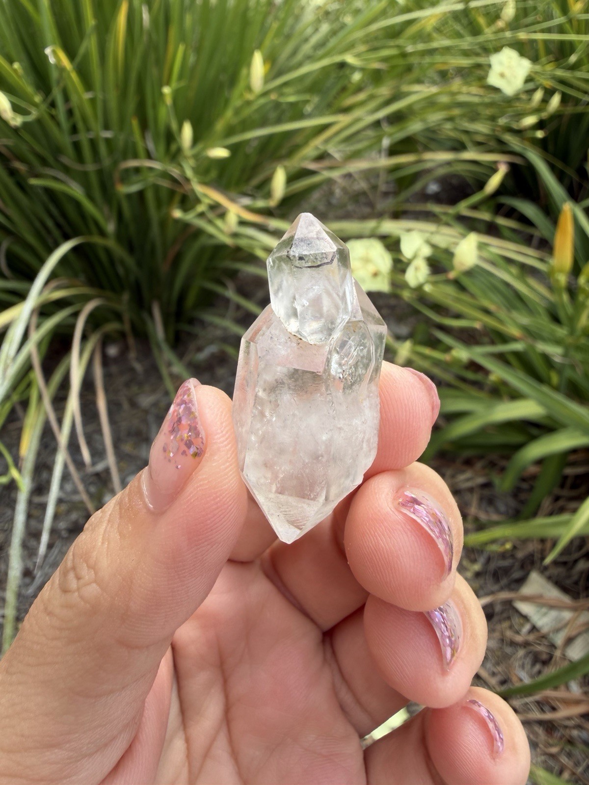 Natural Enhydro Quartz w/ Moving Bubble &/or Carbon/Black Inclusions,A422