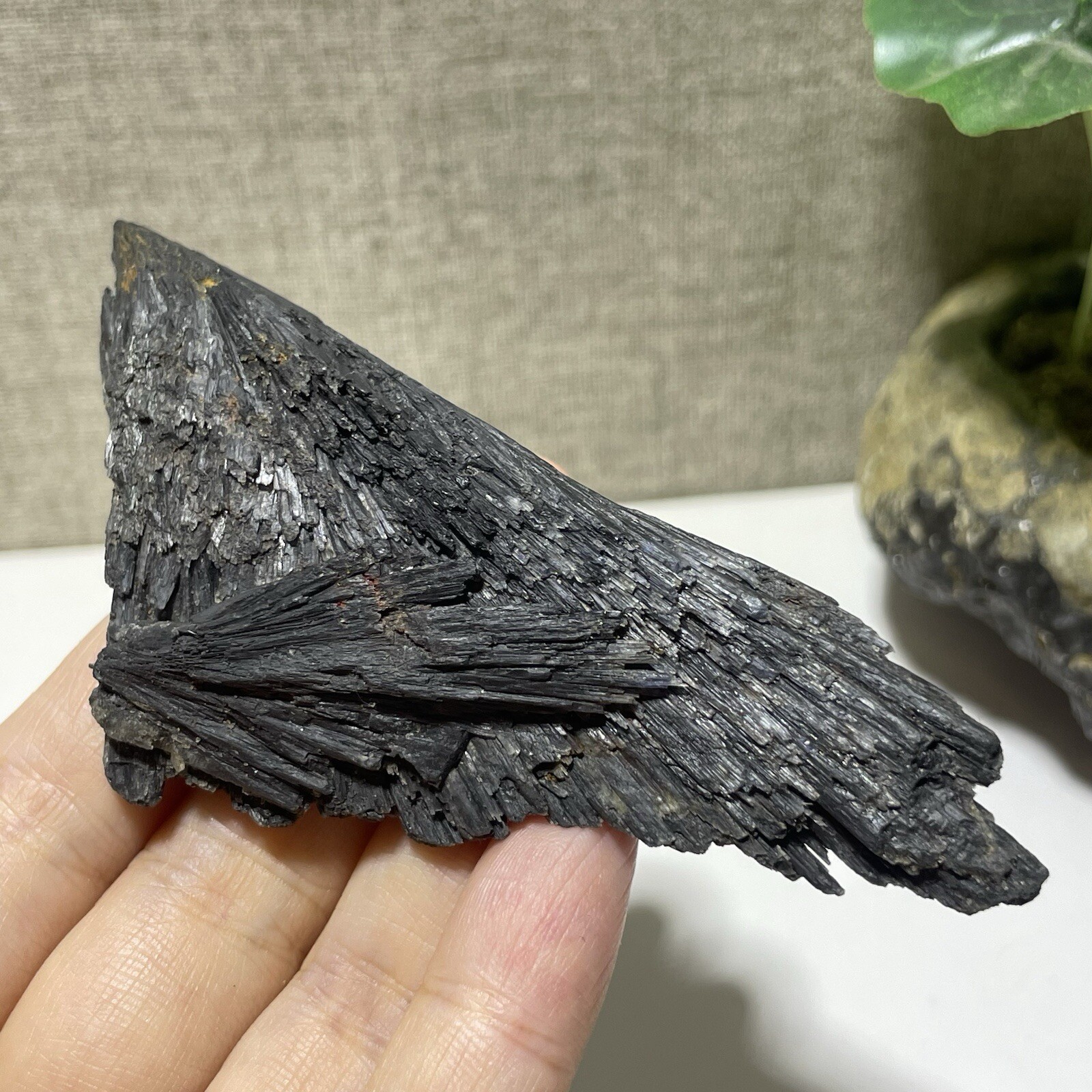 Natural Irregular natural black crystal cluster mineral specimen（dian qishi）76g