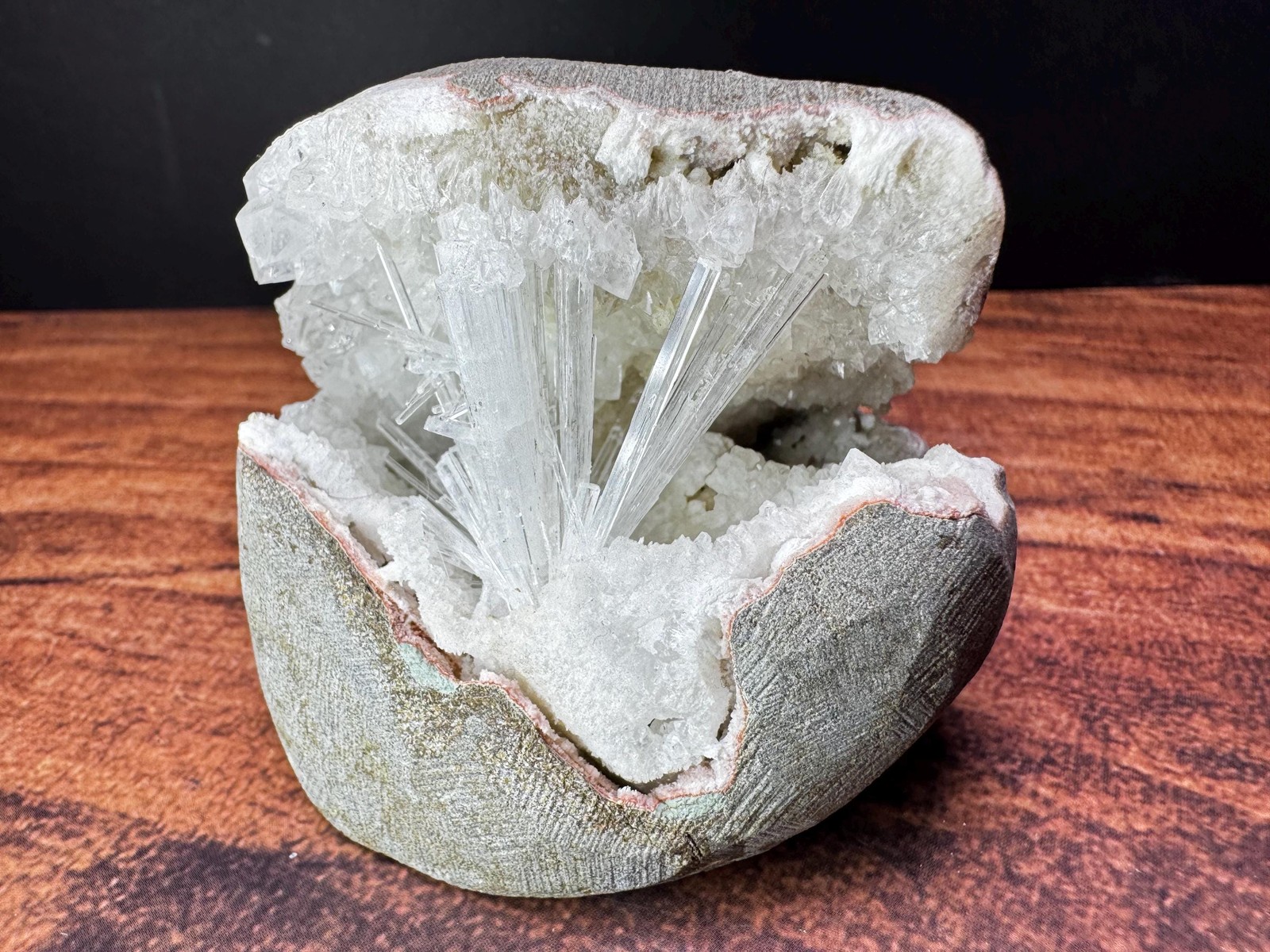 White Spray Scolecite geode from India – 241g