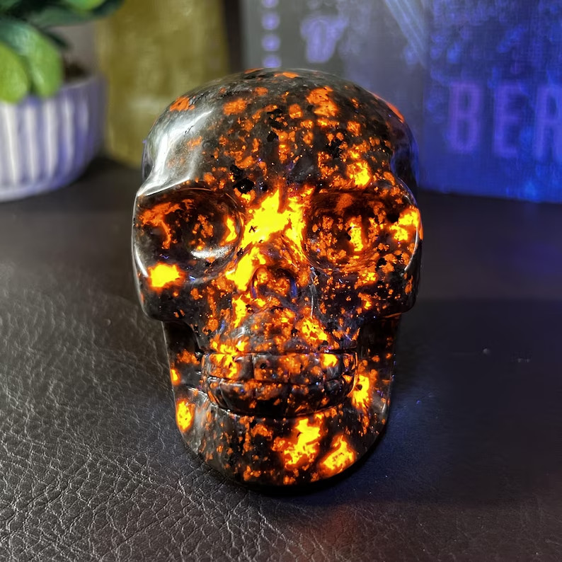 Yooperlite Skull Figurine UV Reactive Glowing Fluorescent Crystal Skull Carving