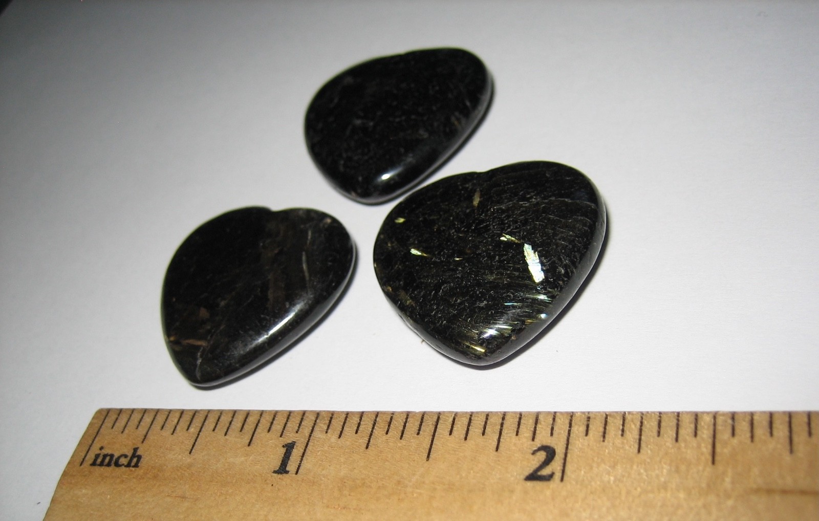 3pc 25mm RARE! POLISHED AUTHENTIC DRILLED NUUMMITE STONE HEARTS GREENLAND 24g *2
