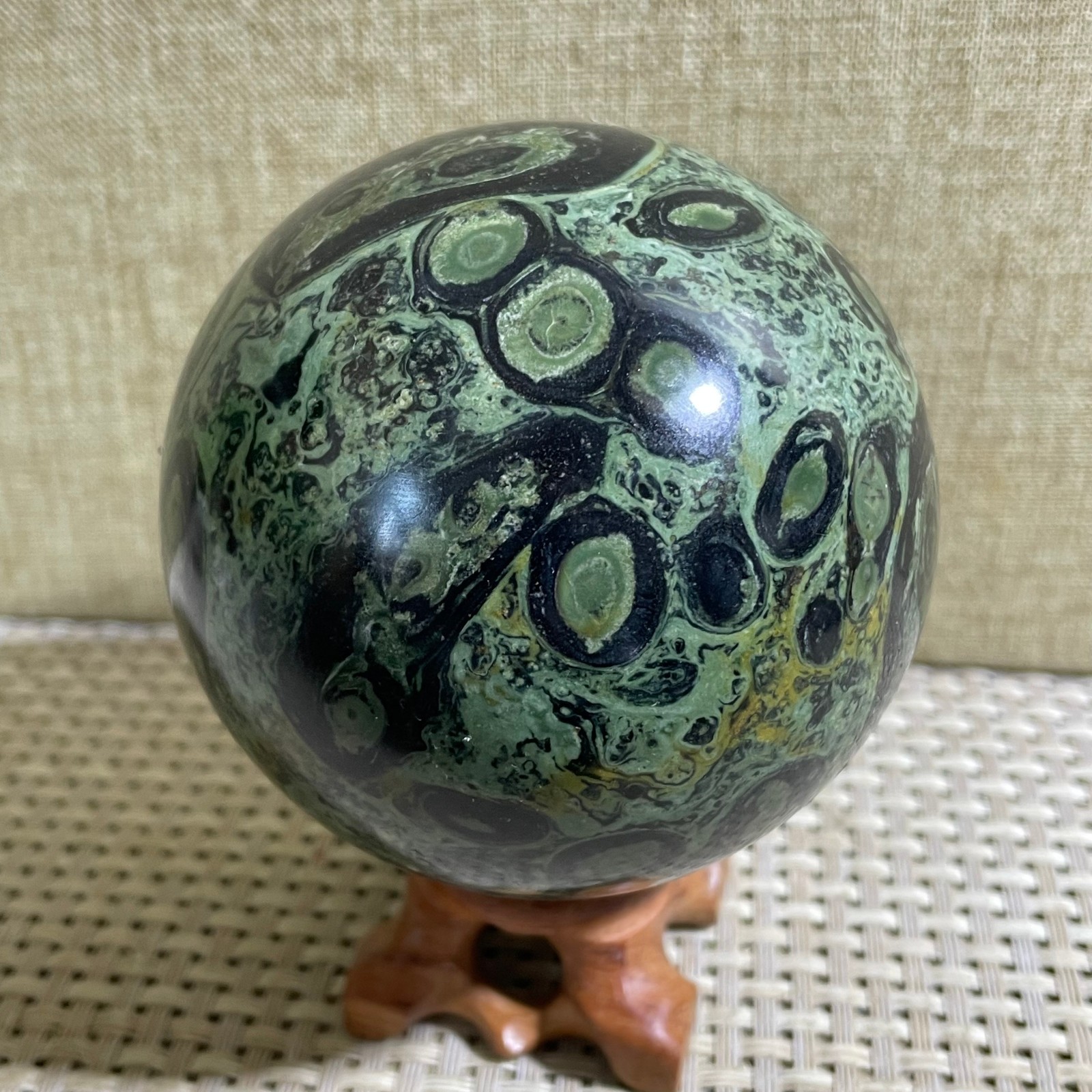 538g polished sparrow eye stone spherical specimen cured in Madagascar