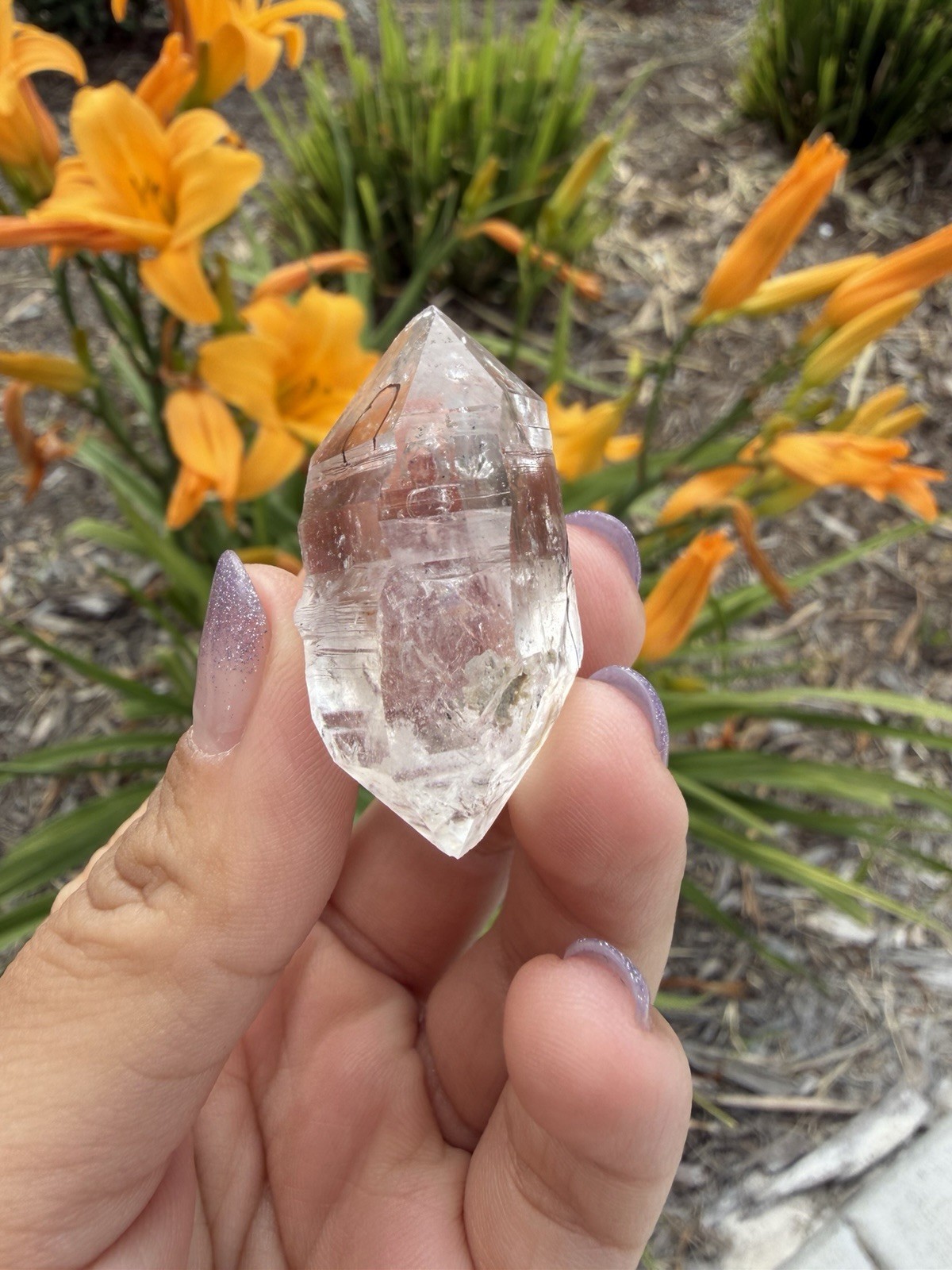Natural Enhydro Quartz w/ Moving Bubble &/or Carbon/Black Inclusions,A469