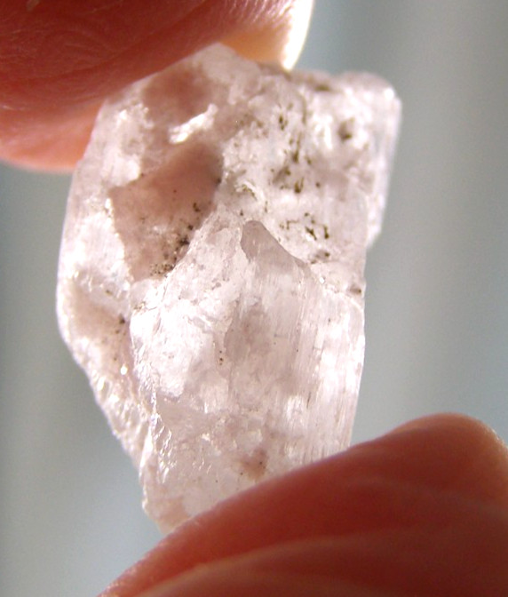 SMALL NATURAL PIECE OF ICE BLUE KUNZITE 1.5 x 0.9 cms 2.04 gm #1