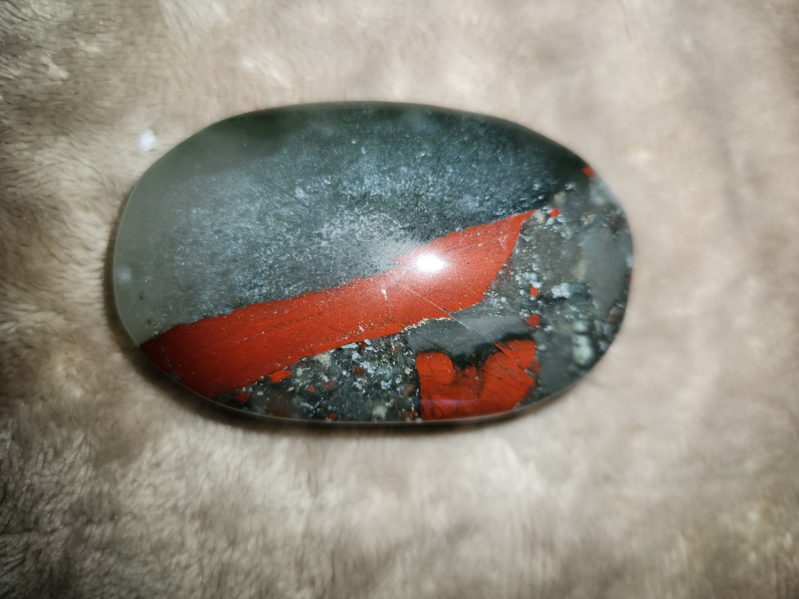 BEAUTIFUL BLOODSTONE PALM STONE 115 GRAMS