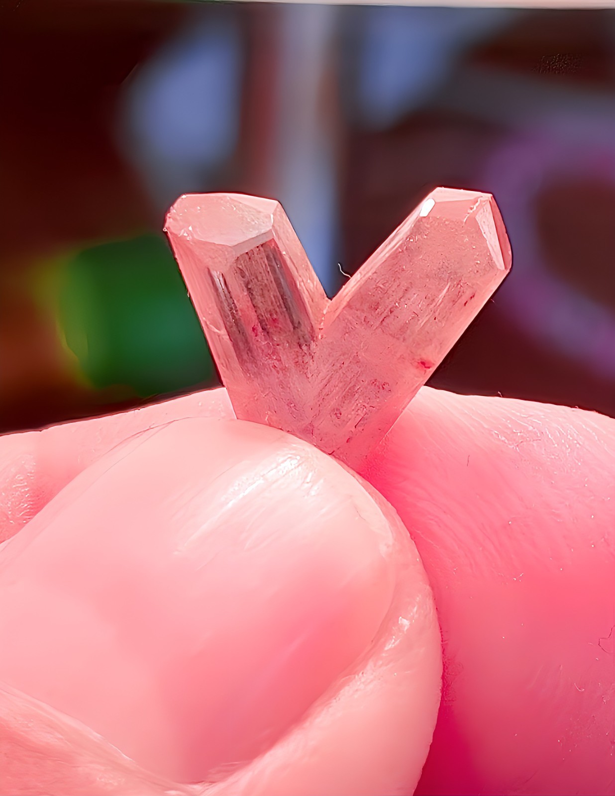 XLARGE RARE RED,PERFECT V SHAPE TWINNED COLOR CHANGE DIASPORE ZULTANITE CRYSTAL