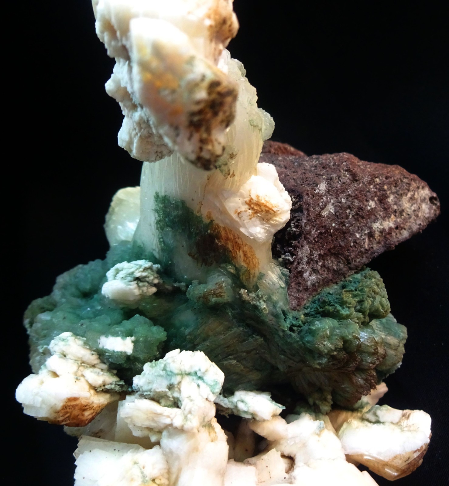 HEULANDITE CRYSTALS W/ GREEN STILBITE BOWS ON MATRIX MINERALS SPECIMENS