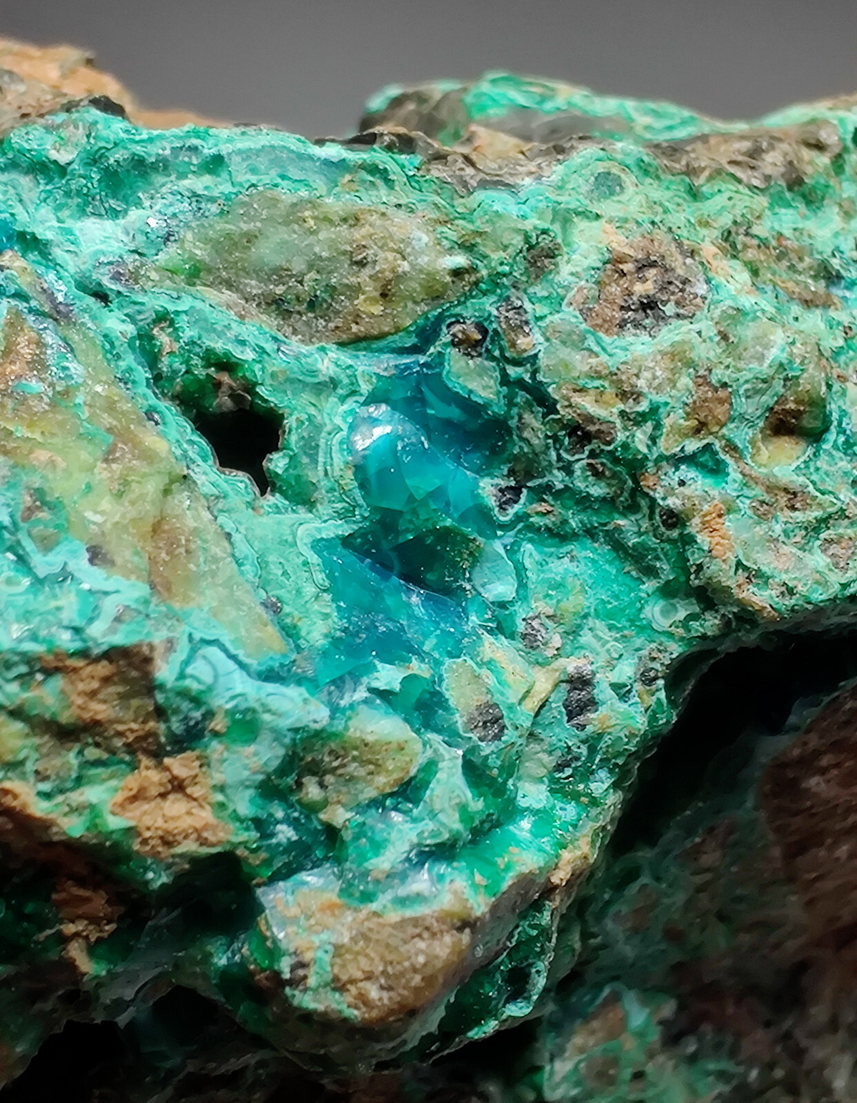 Chrysocolla, Opal specimen with great colors. Peru. 69 grams.
