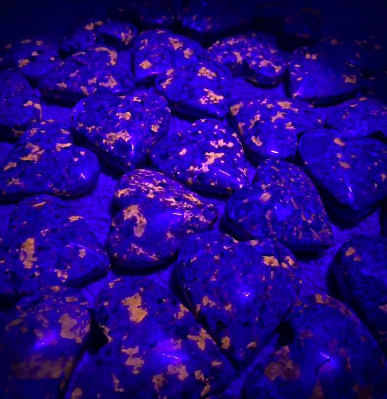 5cm Natural Yooperlite Heart Flame Stone Pocket Rocks UV Reactive Reiki Crystal